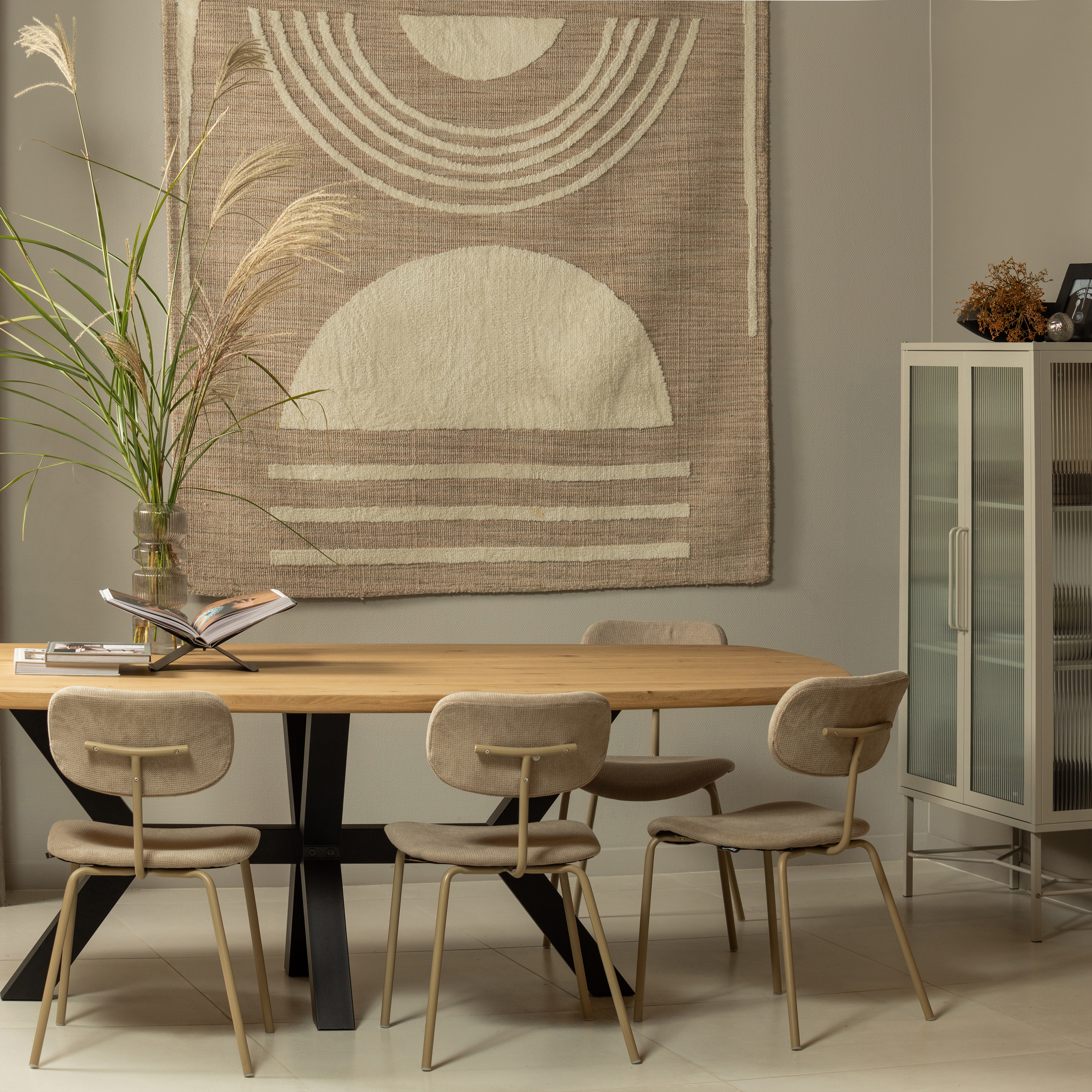 374069-375293-340484-Z-340515-N-373254-S-01_SF_FA_Tablo_XL_deens_ovaal_zeeland_poot_Link_zand_Juup_kleed_Zion_kast_VIERKANT.jpg?auto=webp&format=png&width=1500&height=1500