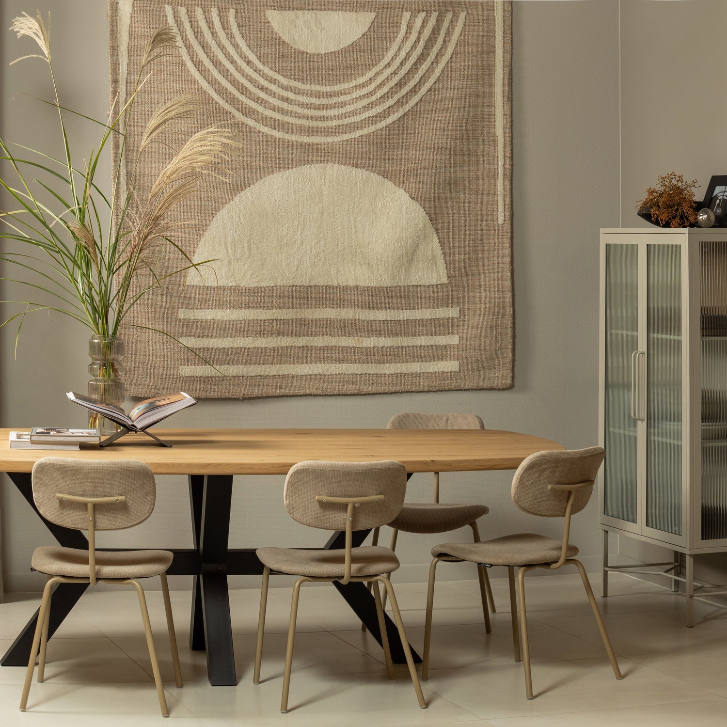 374069-375293-340484-Z-340515-N-373254-S-01_SF_FA_Tablo_XL_deens_ovaal_zeeland_poot_Link_zand_Juup_kleed_Zion_kast_VIERKANT.jpg?auto=webp&format=png&width=1500&height=1500