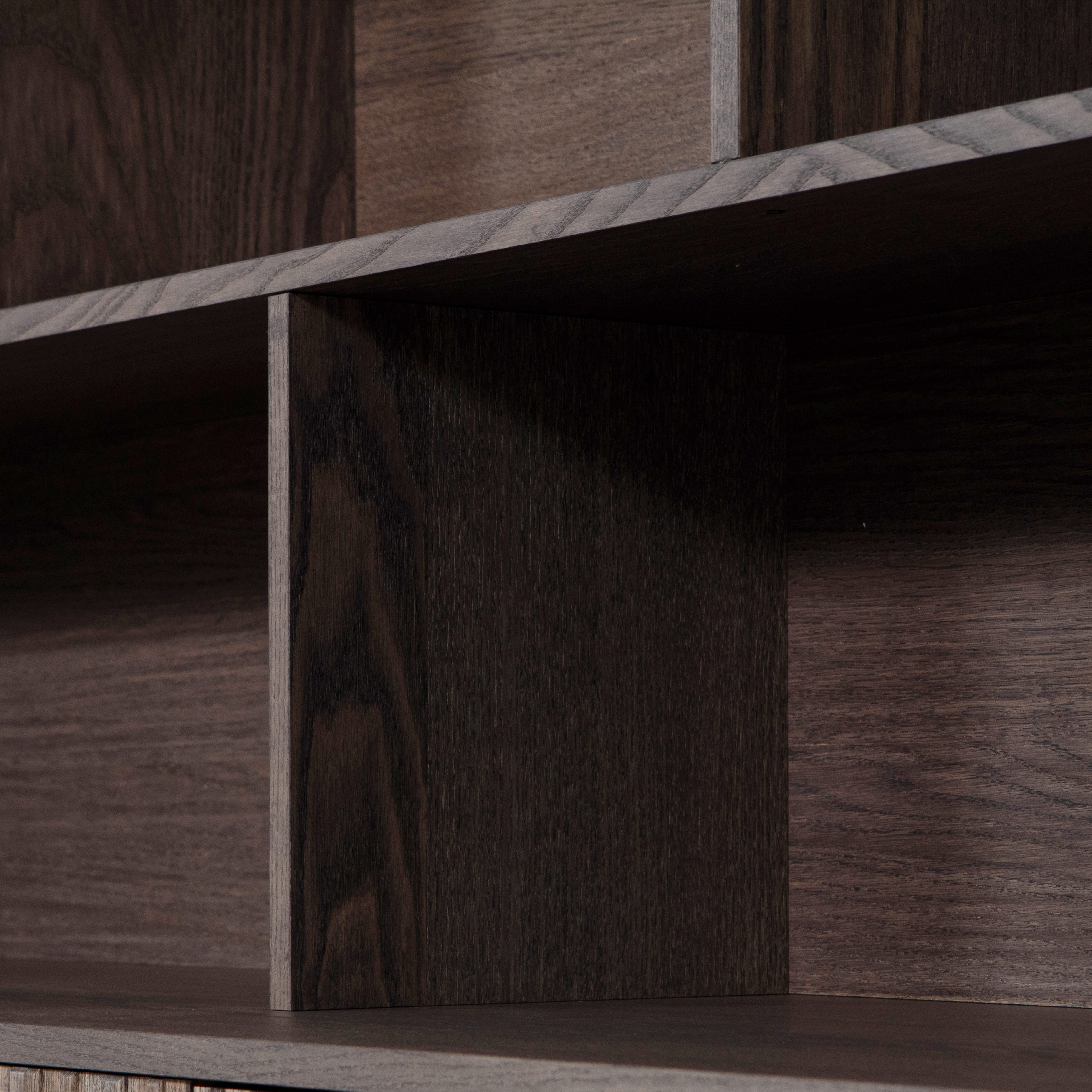 373565-E-01_VS_WE_New_Gravure_opzetkast_essen_fineer_espresso_detail.png?auto=webp&format=png&width=1500&height=1500