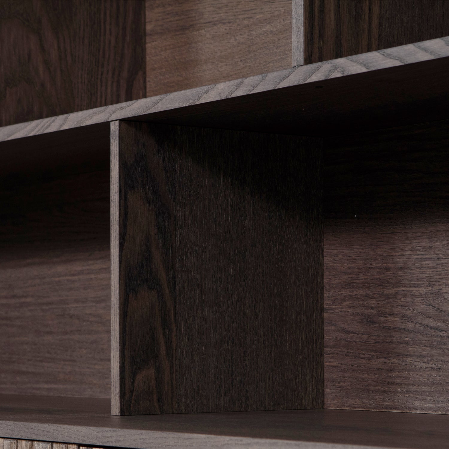 373565-E-01_VS_WE_New_Gravure_opzetkast_essen_fineer_espresso_detail.png?auto=webp&format=png&width=1500&height=1500