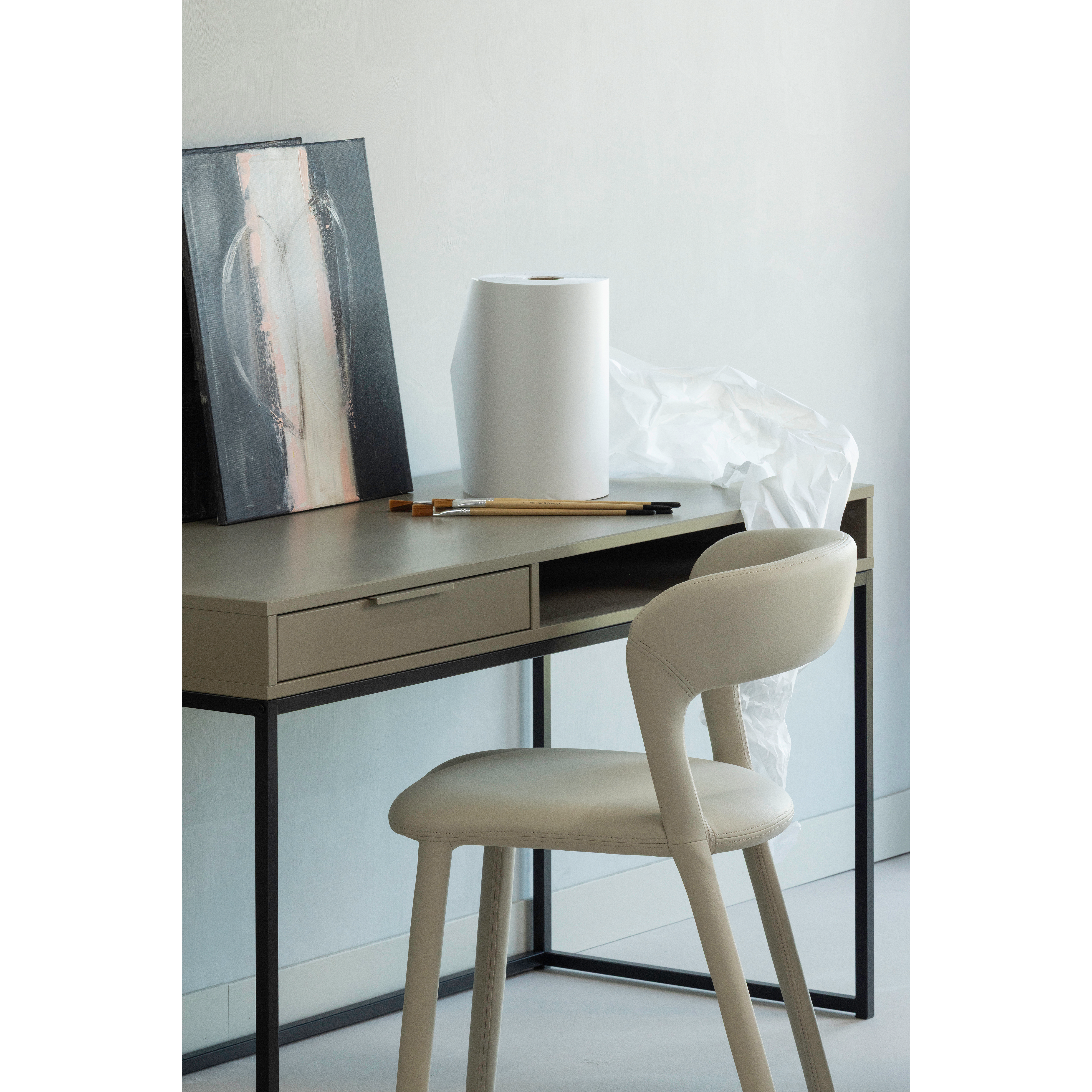 801419-E-373898-M-02_SF_ES_Nore_bureau_grenen_mud_Noble_eetkamerstoel_leerlook_beige_detail.png?auto=webp&format=png&width=1500&height=1500