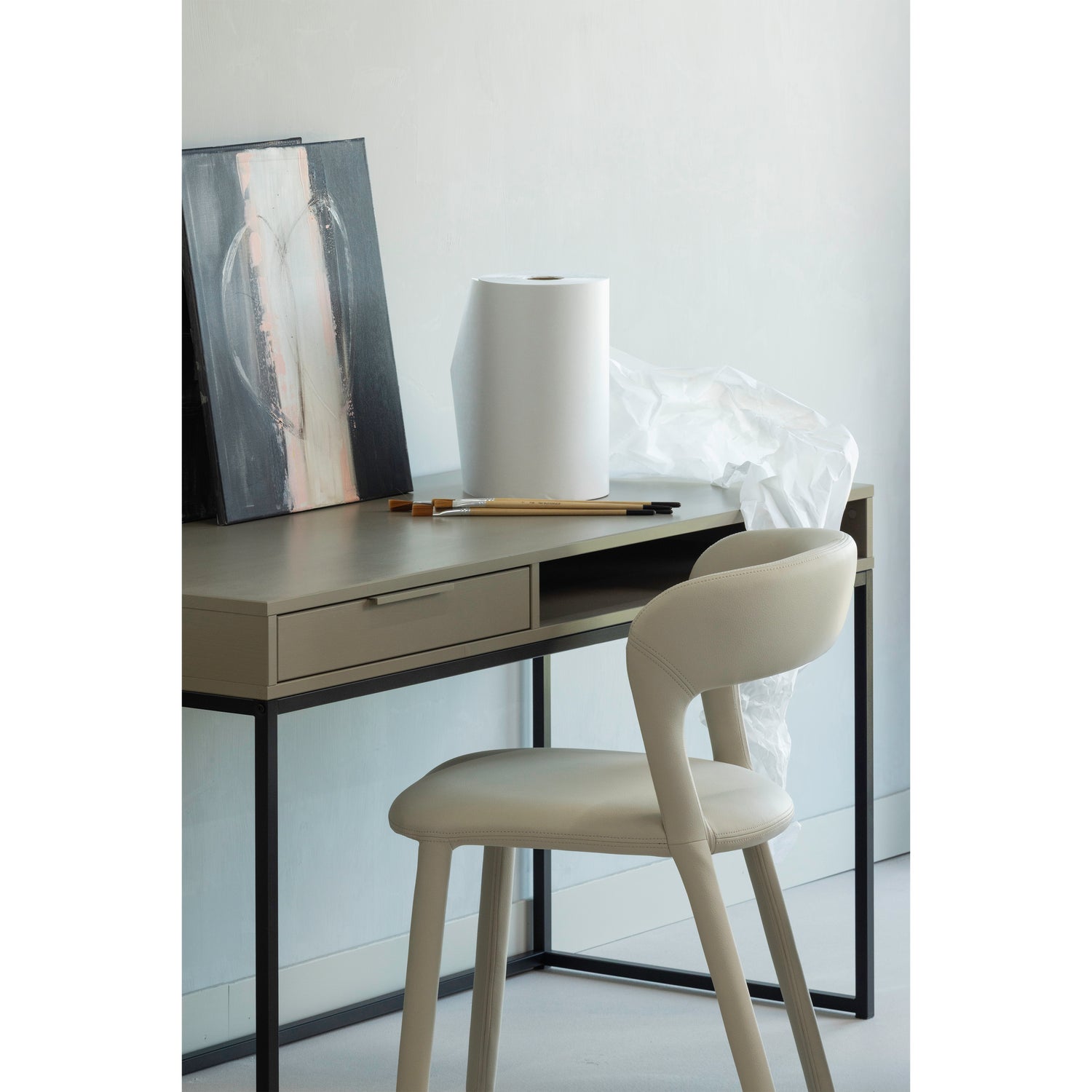 801419-E-373898-M-02_SF_ES_Nore_bureau_grenen_mud_Noble_eetkamerstoel_leerlook_beige_detail.png?auto=webp&format=png&width=1500&height=1500