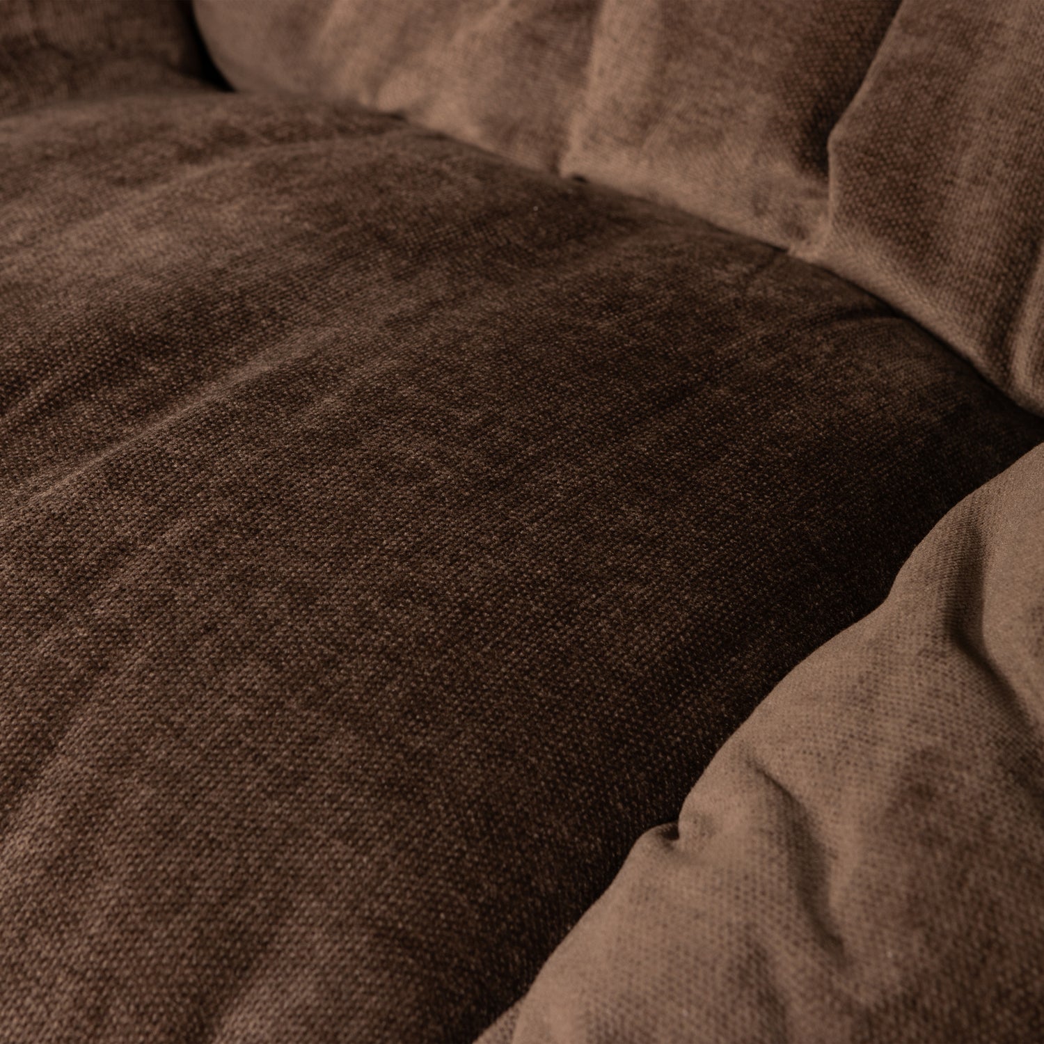 374084-E-01_VS_WE_Yaro_fauteuil_met_hocker_espresso_detail.png?auto=webp&format=png&width=1500&height=1500