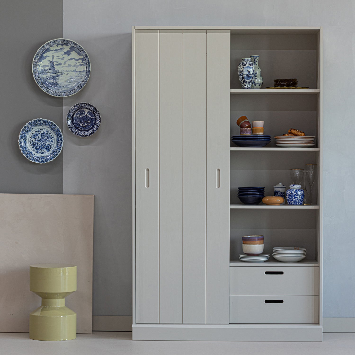 373661-DU__374009-G_01_SF_Mila_schuifdeurkast_grenen_dust_Hidde_bijzettafel_vierkant.jpg?auto=webp&format=png&width=1500&height=1500