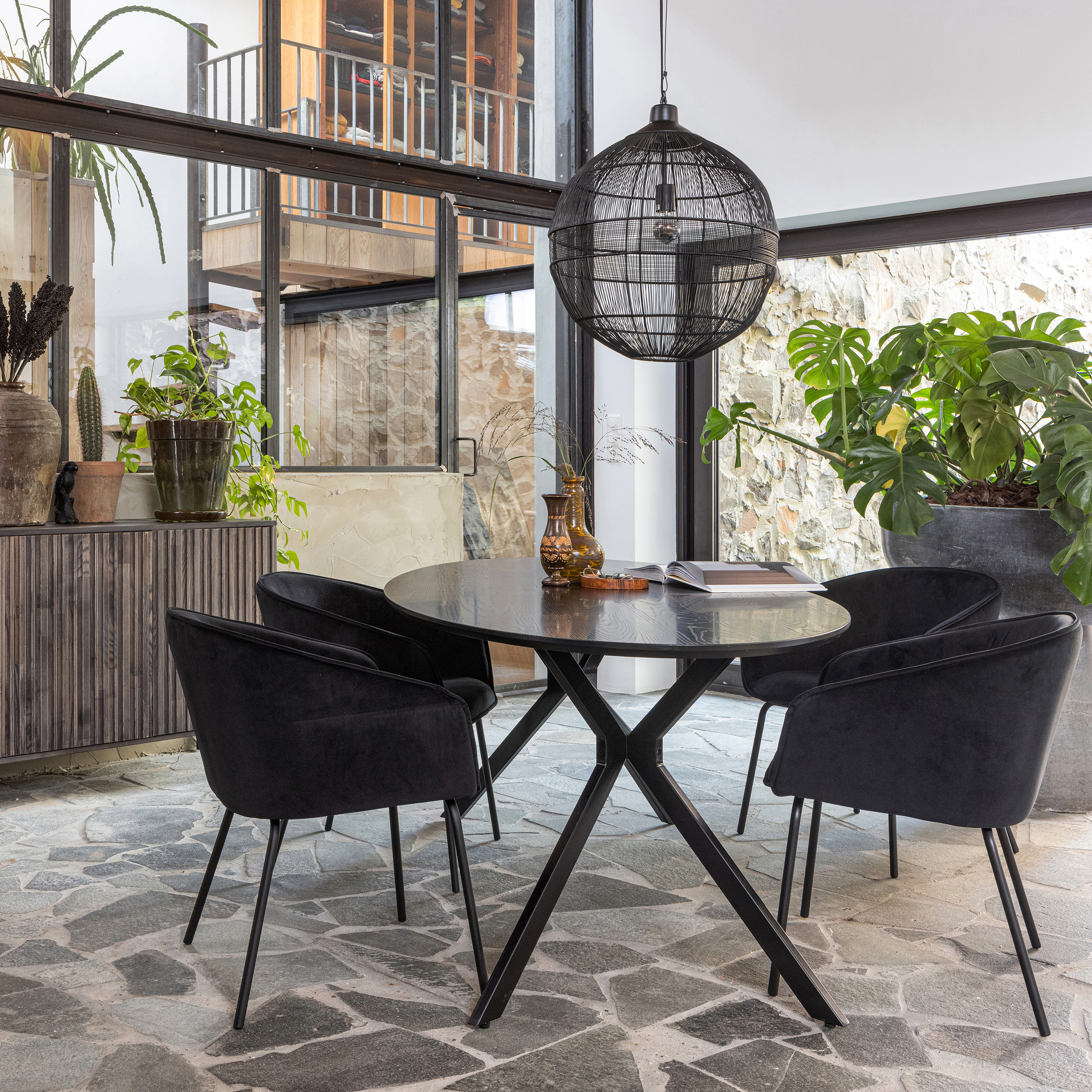 373471-E-377217-Z-373229-Z-377403-Z-01_SF_WE_FA_Gravure_new_dressoir_Bruno_eettafel_ovaal_Sien_eetkamerstoel_Enes_hanglamp_VIERKANT.jpg?auto=webp&format=png&width=1500&height=1500