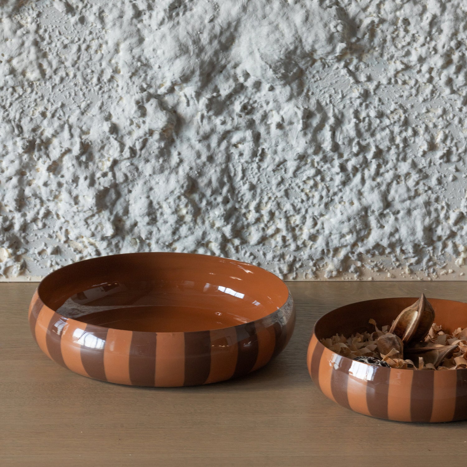 377875-B_01_SF_Elda_plateau_schaal_metaal_hoogglans_strepen_bruin_geel_vierkant.jpg?auto=webp&format=png&width=1500&height=1500