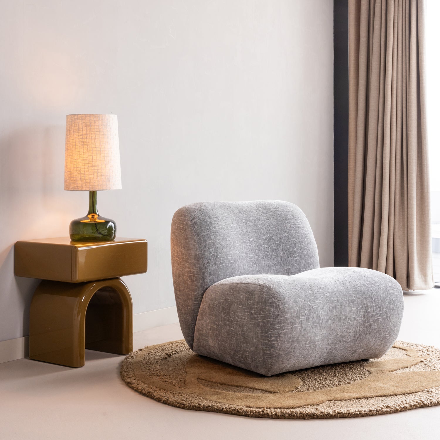 377761-H__377836-G__377898-LB__377797-B_01_SF_Zorel_ladekast_nachtkastje_honinggeel_Luma_tafellamp_Nomu_Orvi_vierkant.jpg?auto=webp&format=png&width=1500&height=1500