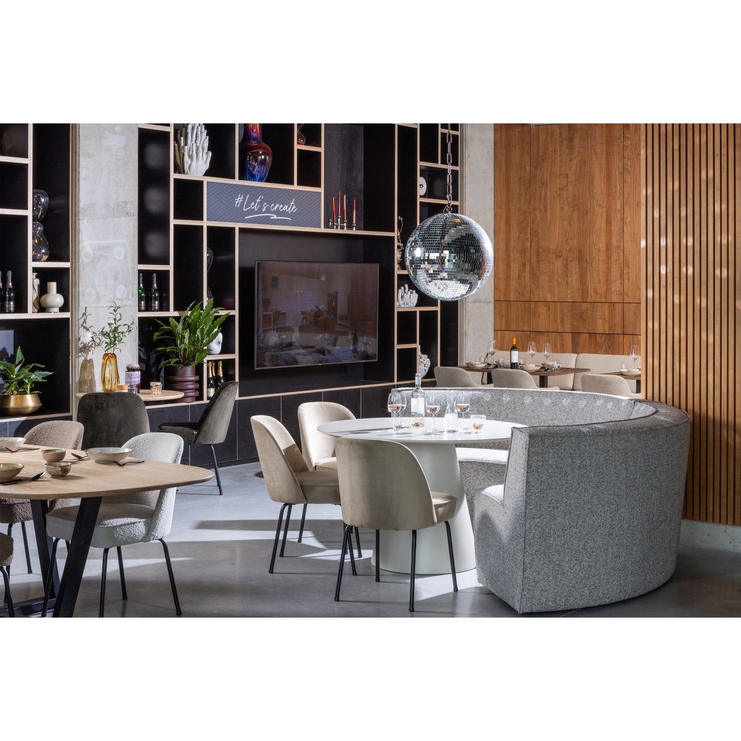 200426-Z-200419-Z-800816-P-340512-A-374082-Z-01_SF_FA_Europa_4_2_zits_eetbank_Vogue_pistache_Jorre_eettafel_Discobal_50cm.jpg?auto=webp&format=png&width=1500&height=1500