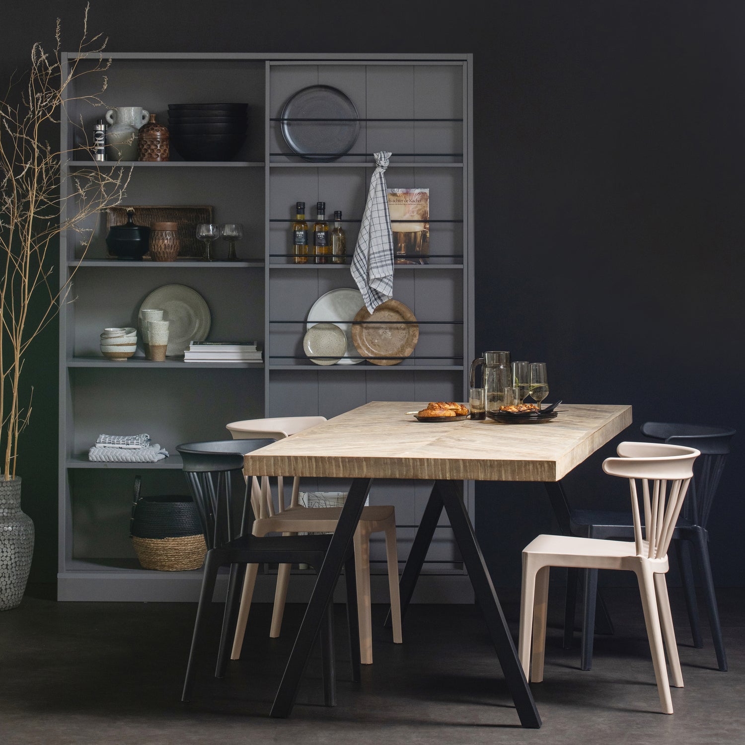 375908-375909-N-376010-375909-378634-N-378634-Z-373650-L-02_SF_FA_Tablo_2_standen_Alkmaar_Bliss_zwart_nude_stoel_Swing_kast_leem.jpg?auto=webp&format=png&width=1500&height=1500