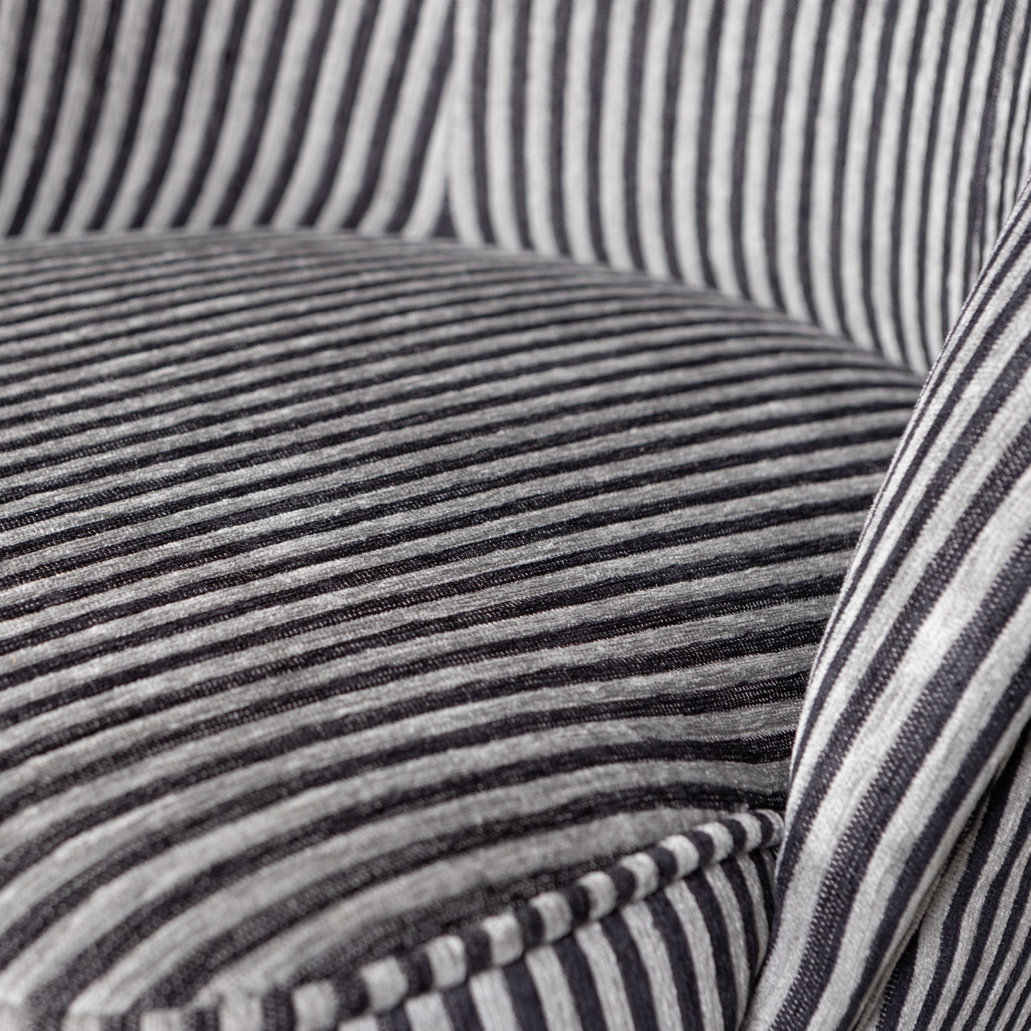 800748-ZG-01_VS_BP_Vogue_fauteuil_streep_zwart_grijs_detail.png?auto=webp&format=png&width=1500&height=1500