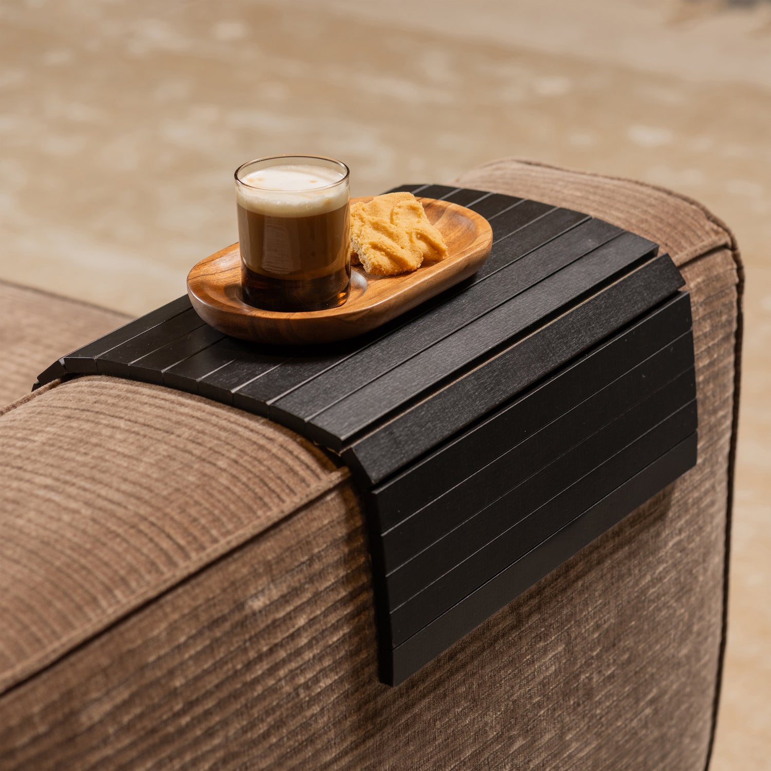 372407-Z-374052-N-01_SF_FA_Armleuning_flexibel_dienblad_XL_zwart_Josje_plateau_VIERKANT.jpg?auto=webp&format=png&width=1500&height=1500