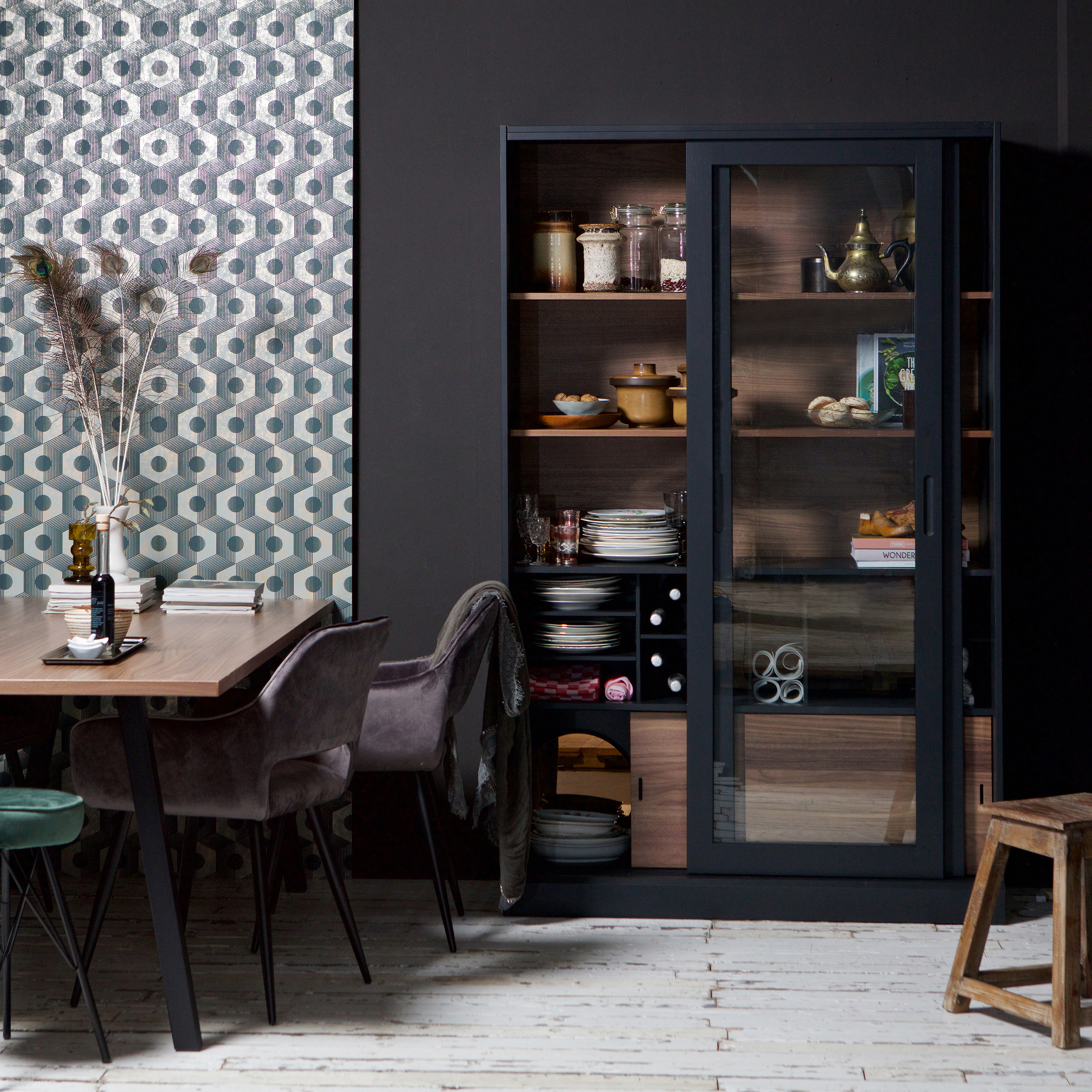 373841-Z-375466-G-373692-G-373748-Z-01_SF_WE_James_eettafel_Jelle_stoel_Bella_kruk_James_vitrinekast_VIERKANT.jpg?auto=webp&format=png&width=1500&height=1500