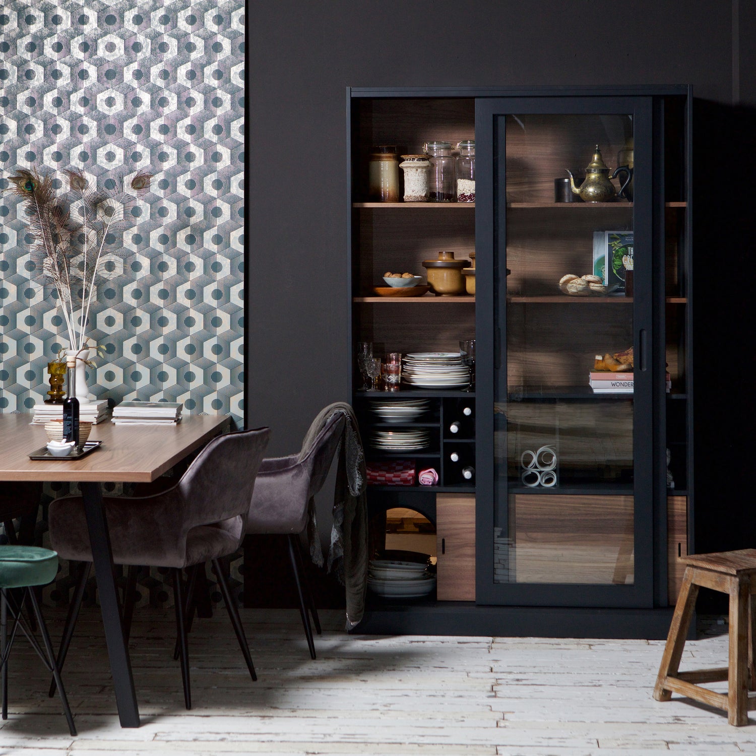 373841-Z-375466-G-373692-G-373748-Z-01_SF_WE_James_eettafel_Jelle_stoel_Bella_kruk_James_vitrinekast_VIERKANT.jpg?auto=webp&format=png&width=1500&height=1500