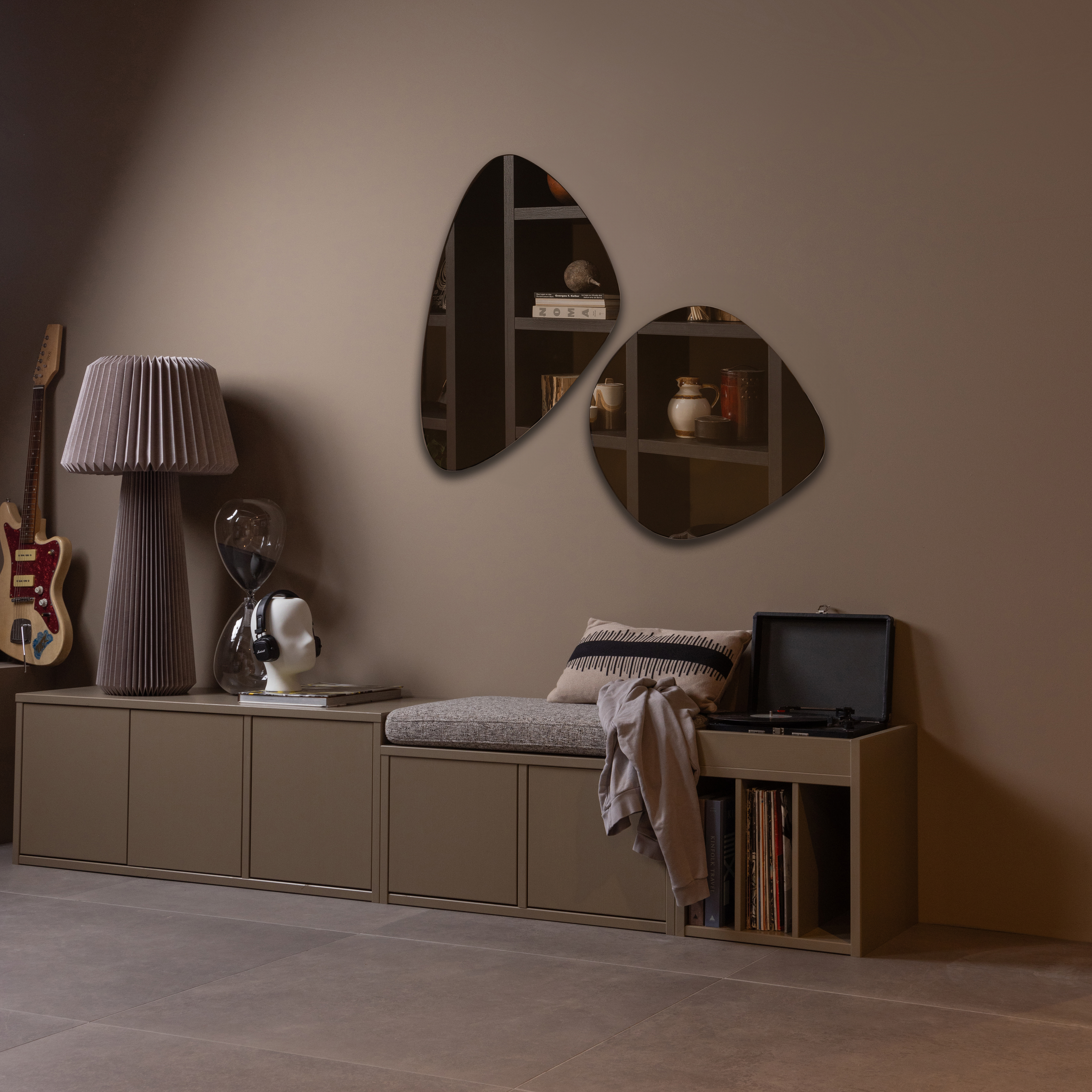 377439-M-377438-M-377440-M-374042-G-02_SF_WE_Turner_tv_meubel_Opbergbak_met_zitkussen_platenkast_VIERKANT.jpg?auto=webp&format=png&width=1500&height=1500