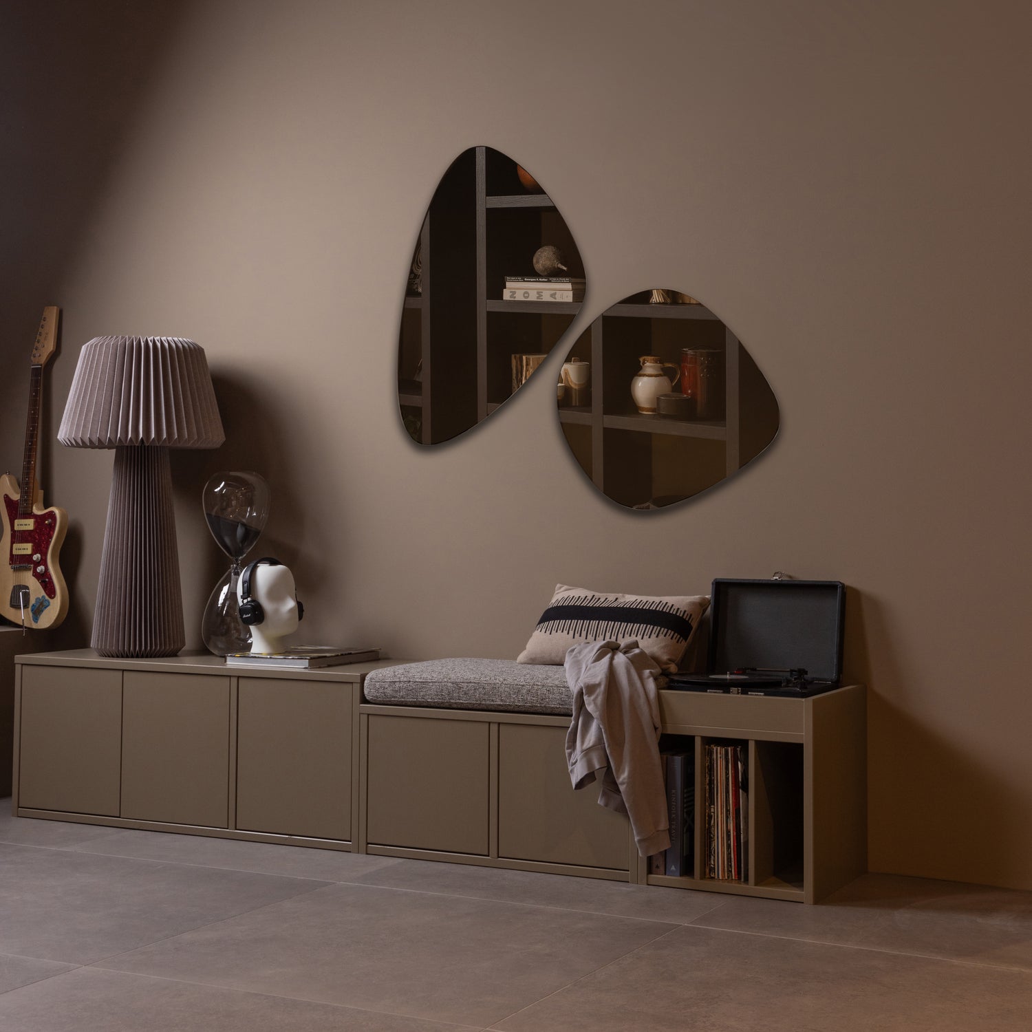 377439-M-377438-M-377440-M-374042-G-02_SF_WE_Turner_tv_meubel_Opbergbak_met_zitkussen_platenkast_VIERKANT.jpg?auto=webp&format=png&width=1500&height=1500