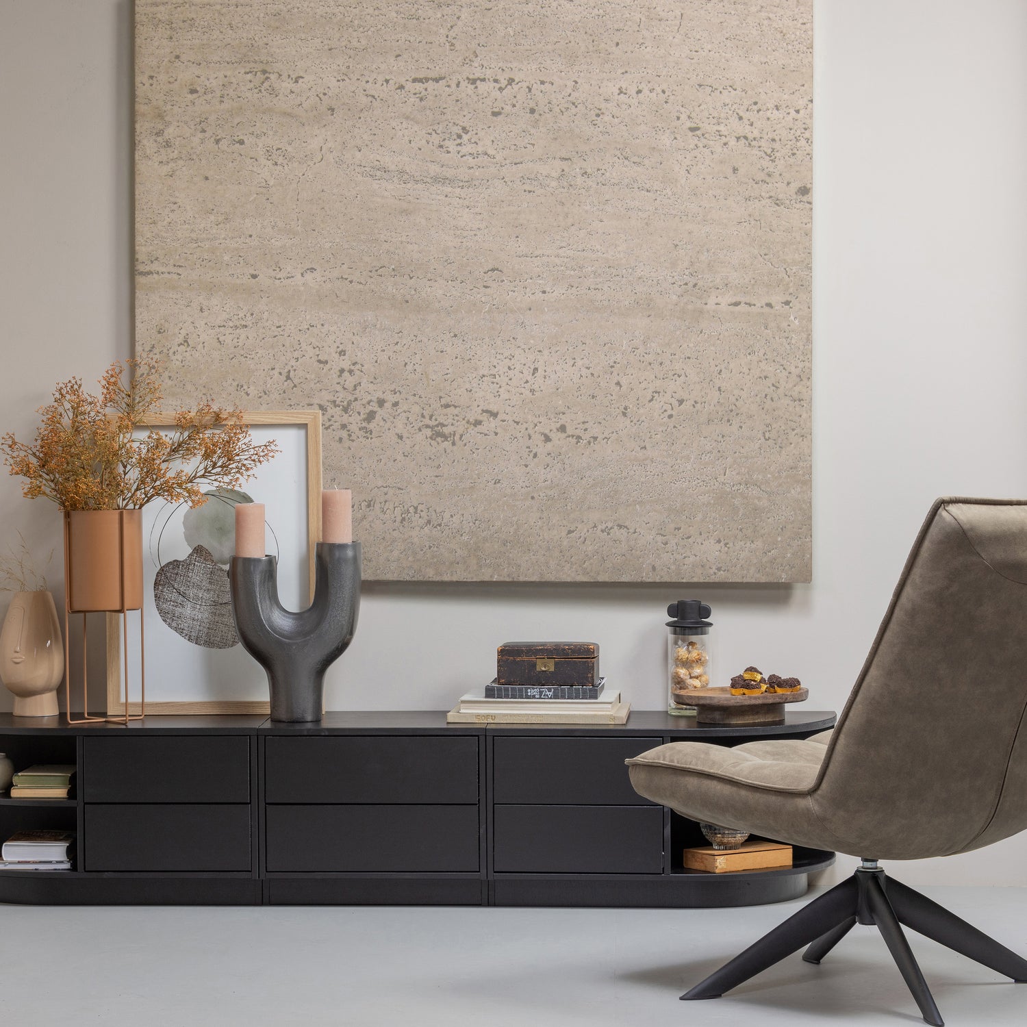 373513-Z-373451-T-377275-Z-373303-G-373462-Z-01_SF_WE_FA_Finca_tv_meubel_rond_Arda_plantenpot_Don_Jouke_fauteuil_50cm_VIERKANT.jpg?auto=webp&format=png&width=1500&height=1500