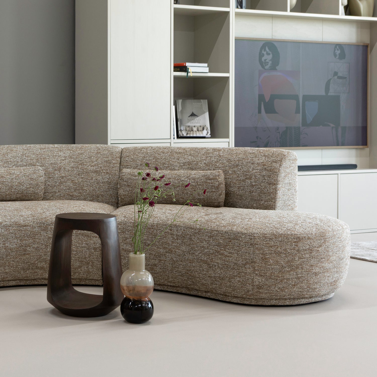 377541-W-377573-B-01_SF_ES_Bayo_bijzettafel_mango_hout_walnoot_Marjon_vaas.png?auto=webp&format=png&width=1500&height=1500