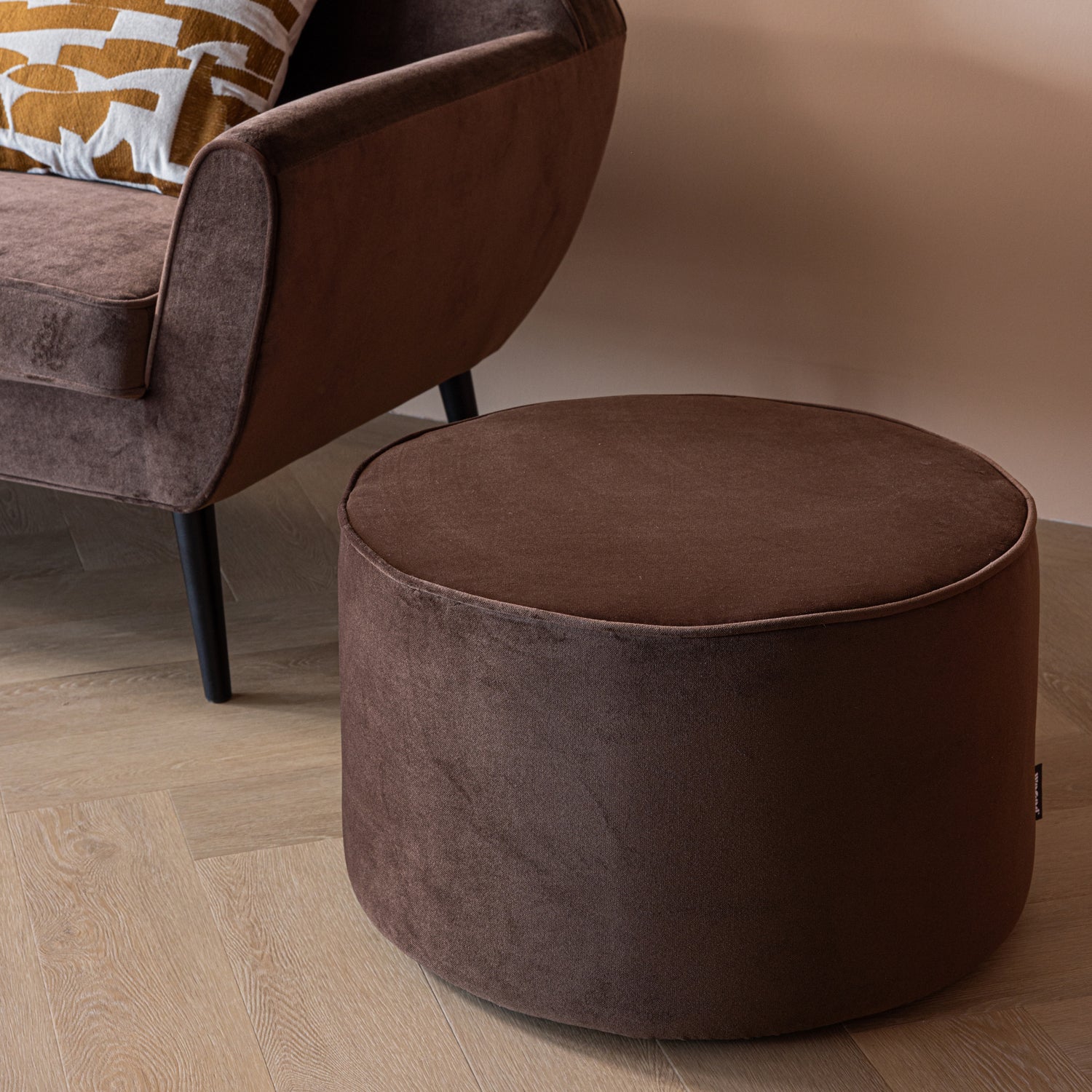 350410-DB_01_SF_Sara_poef_laag_velvet_donkerbruin_vierkant.jpg?auto=webp&format=png&width=1500&height=1500