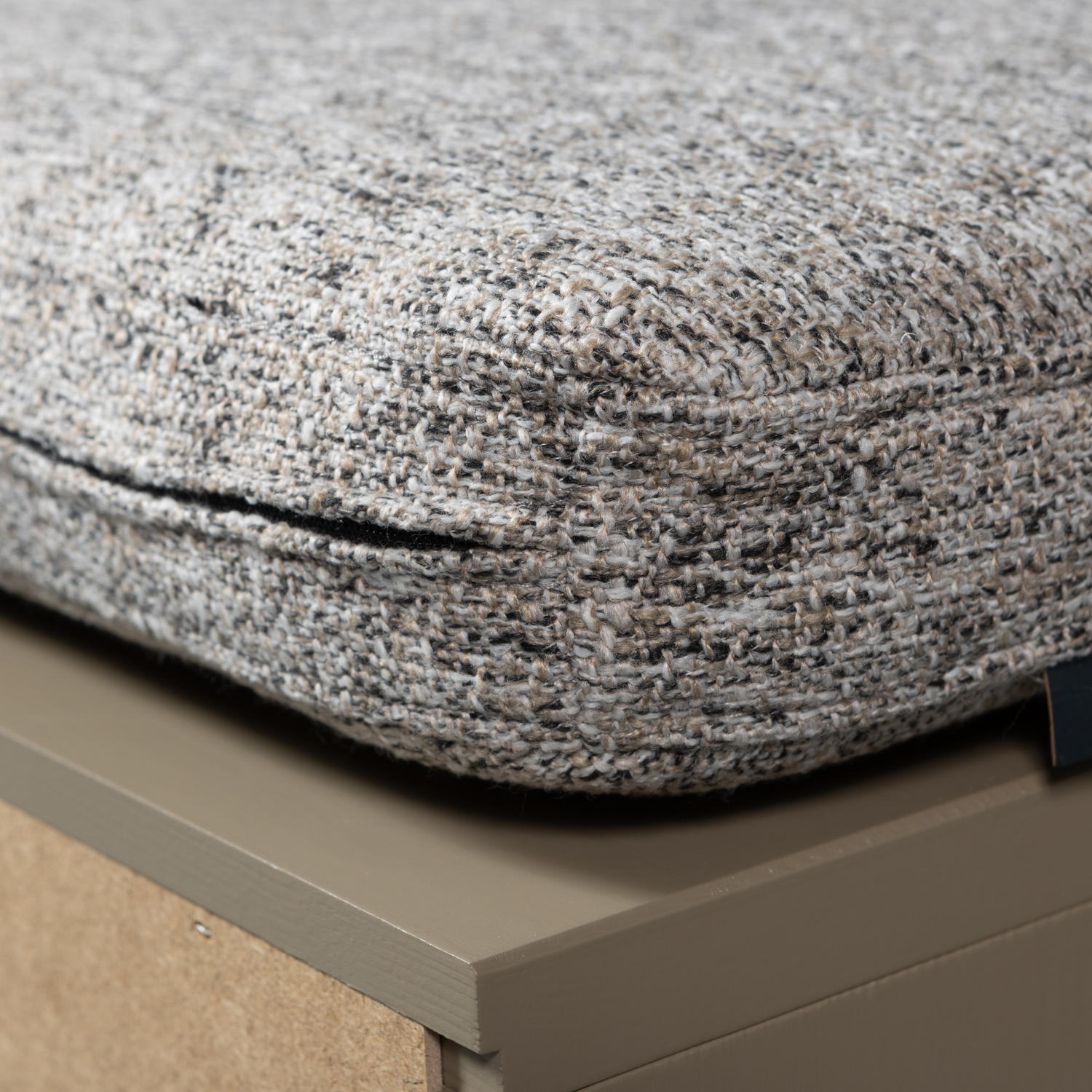 377438-M-02_VS_WE_Turner_opbergbank_grenen_mud_met_zitkussen_khaki_fsc_detail.png?auto=webp&format=png&width=1500&height=1500