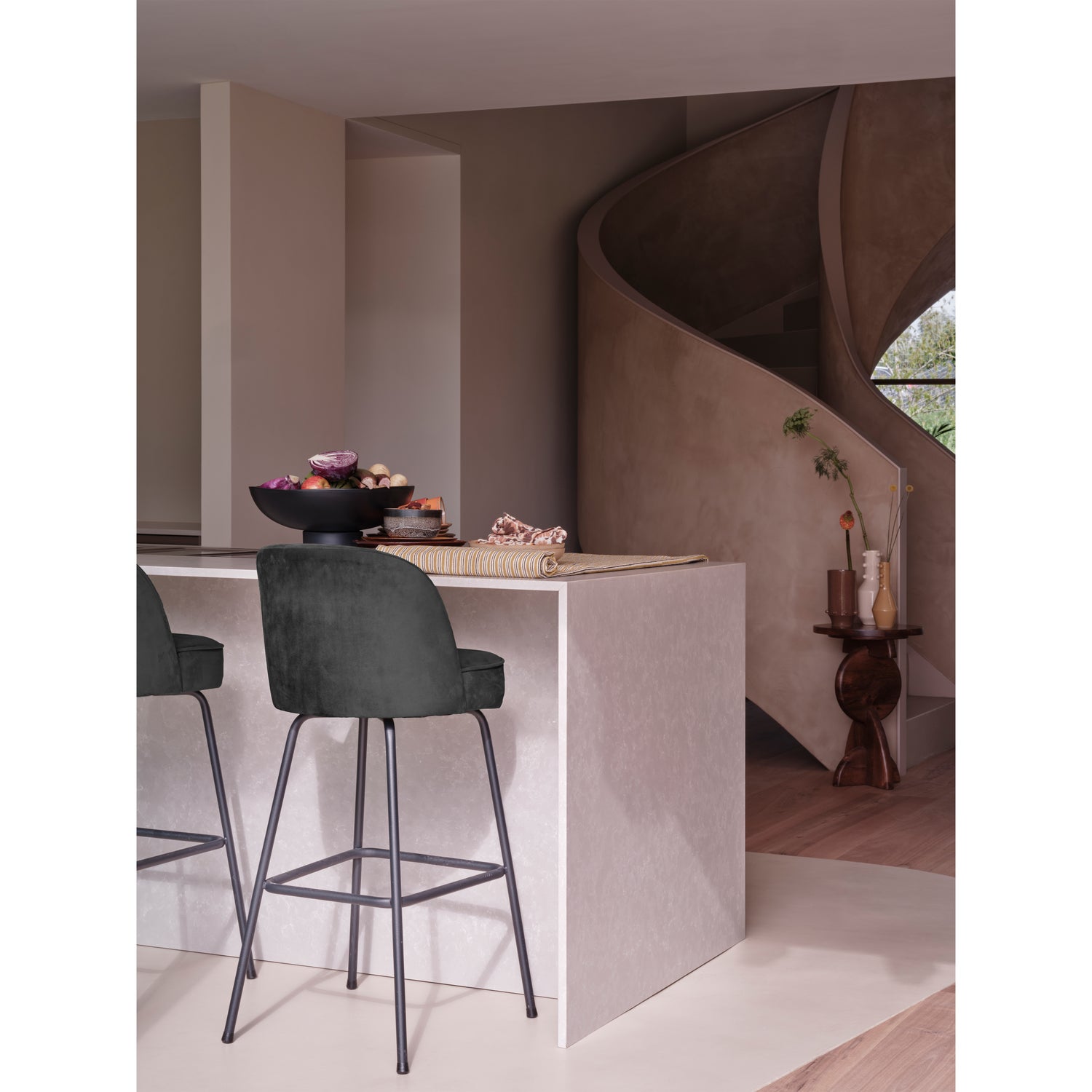 800293-Z-02_SF_BP_Vogue_barstoel_80cm_fluweel_zwart_PS.jpg?auto=webp&format=png&width=1500&height=1500