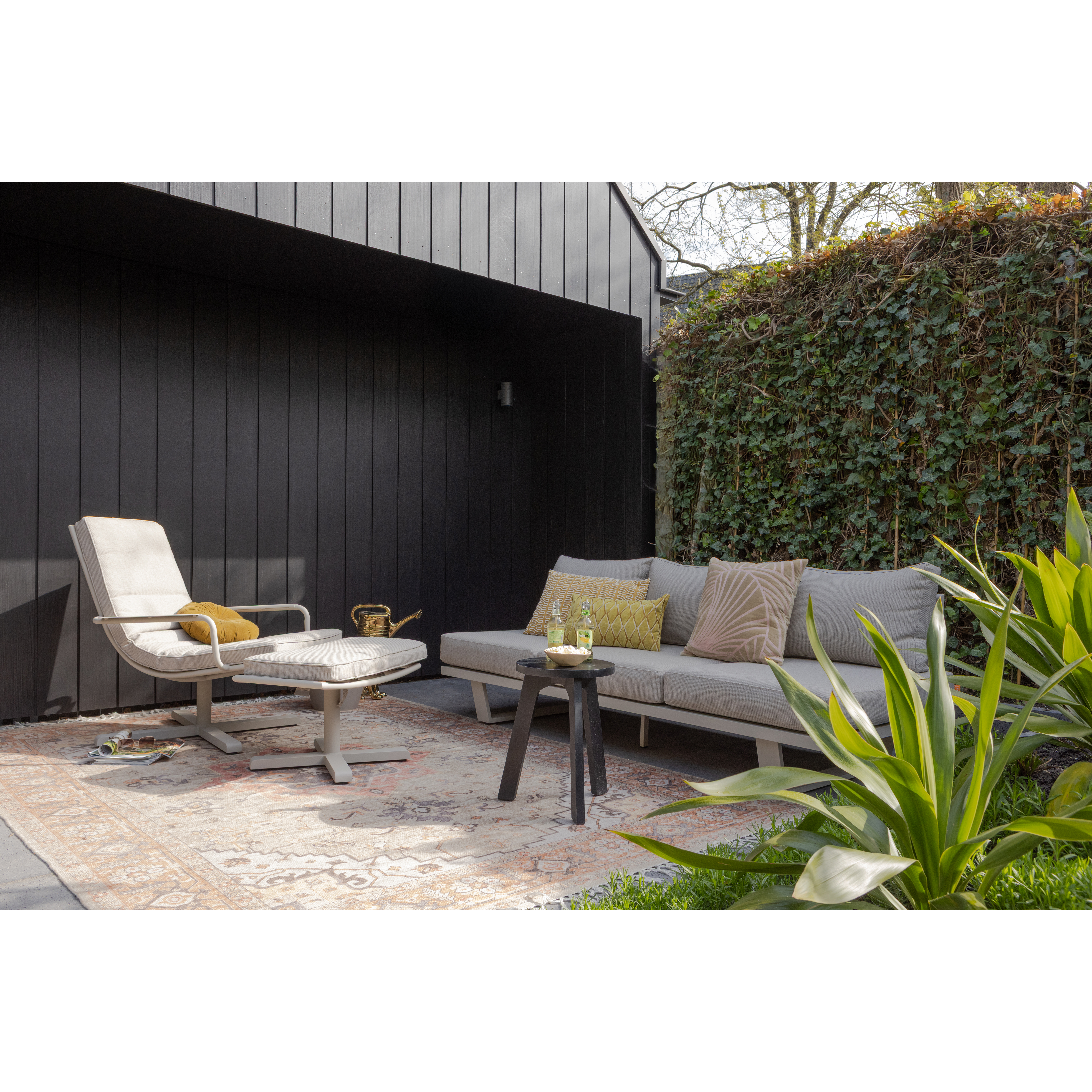 500009-Z-500010-Z-500006-Z-02_SF_WO_Coosa_tuin_fauteuil_aluminium_zand_Coosa_tuinhocker_Bear_3-zits_bank.png?auto=webp&format=png&width=1500&height=1500