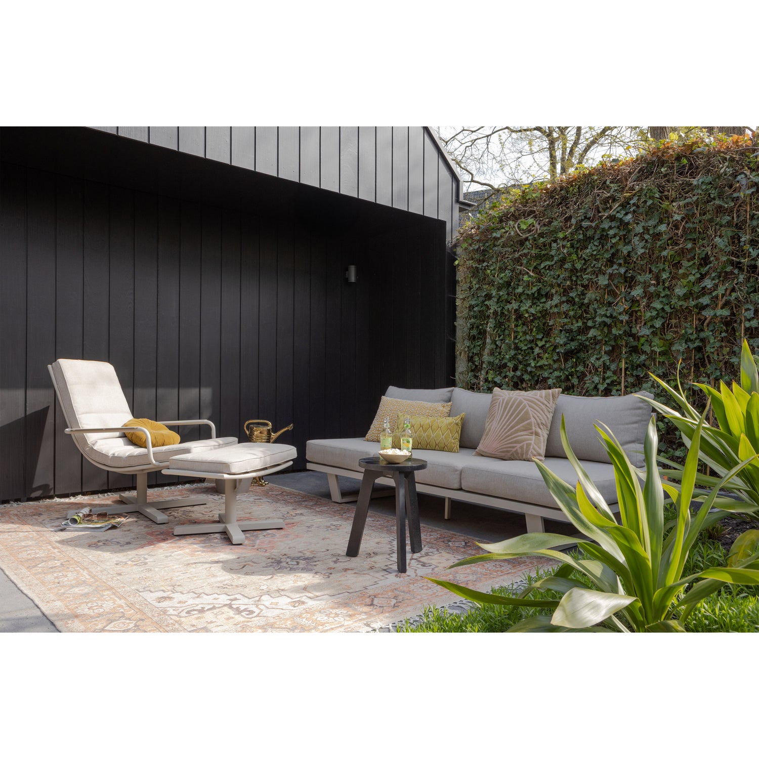 500009-Z-500010-Z-500006-Z-02_SF_WO_Coosa_tuin_fauteuil_aluminium_zand_Coosa_tuinhocker_Bear_3-zits_bank.png?auto=webp&format=png&width=1500&height=1500