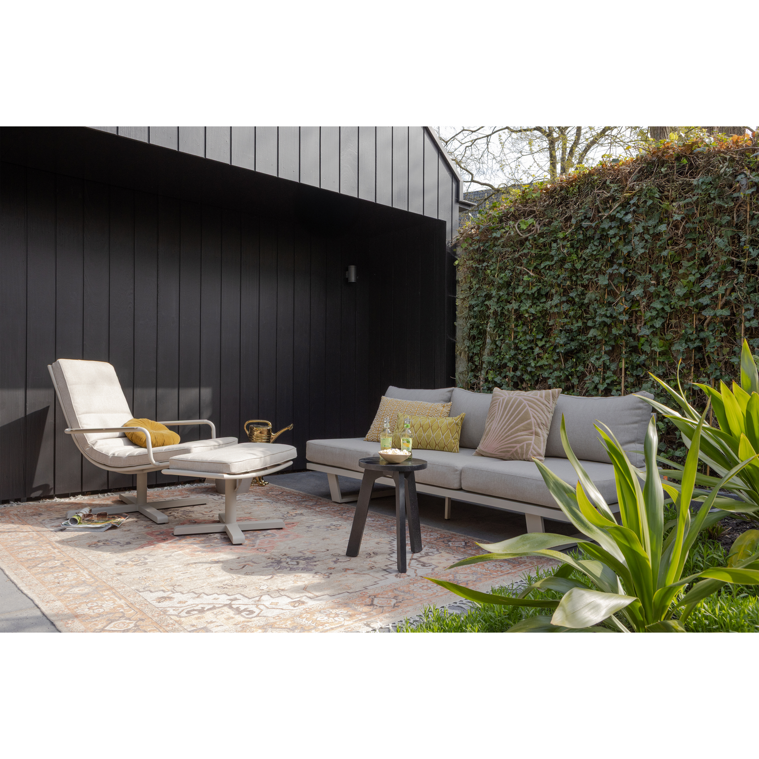 500009-Z-500010-Z-500006-Z-02_SF_WO_Coosa_tuin_fauteuil_aluminium_zand_Coosa_tuinhocker_Bear_3-zits_bank.png?auto=webp&format=png&width=1500&height=1500