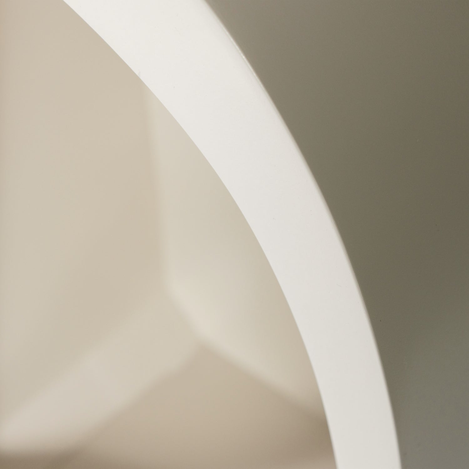 377385-D-02_VS_FA_Noam_wanddeco_halfrond_hout_dust_15x35x24cm_detail.png?auto=webp&format=png&width=1500&height=1500