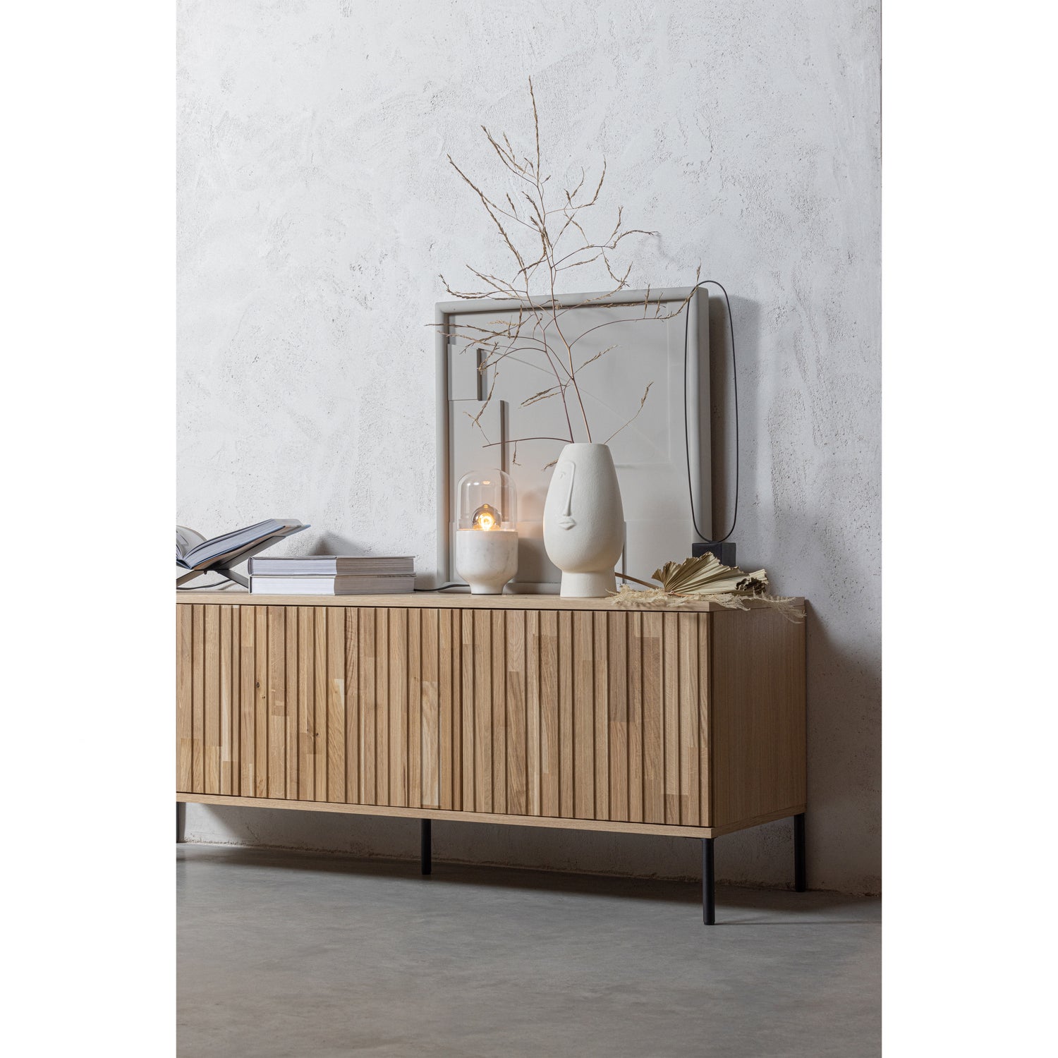 373473-B-373455-M-377415-O-377228-Z-377411-O-02_SF_WE_New_Gravure_tv_meubel_140cm_blanke_lak_eiken_Fiona_Stef_Brook_Asel.jpg?auto=webp&format=png&width=1500&height=1500