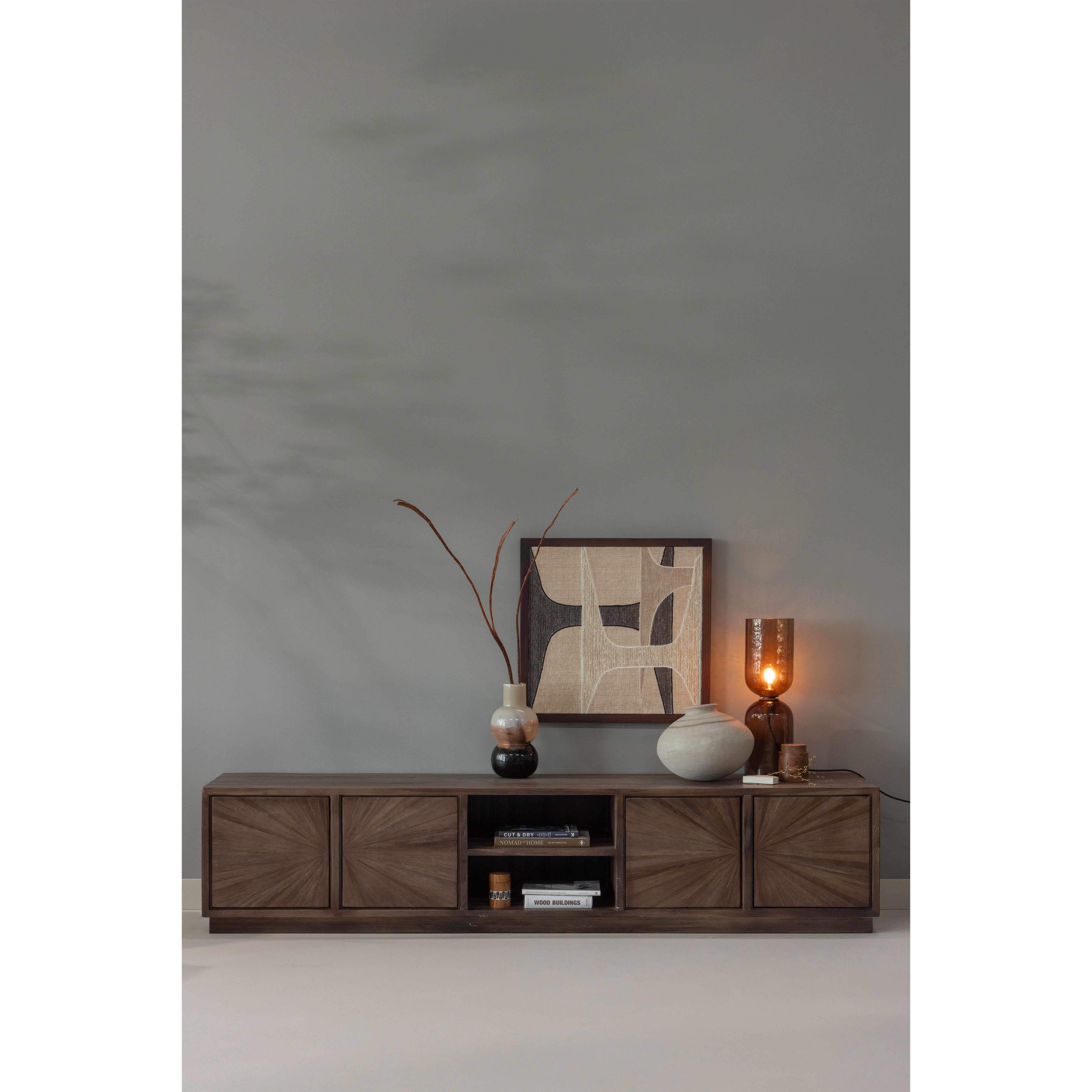 377585-B-375034-B-377573-B-377578-N-01_SF_WP_Sun_tv_meubel_Gigi_tafellamp_Marjon_vaas_Anno.png?auto=webp&format=png&width=1500&height=1500