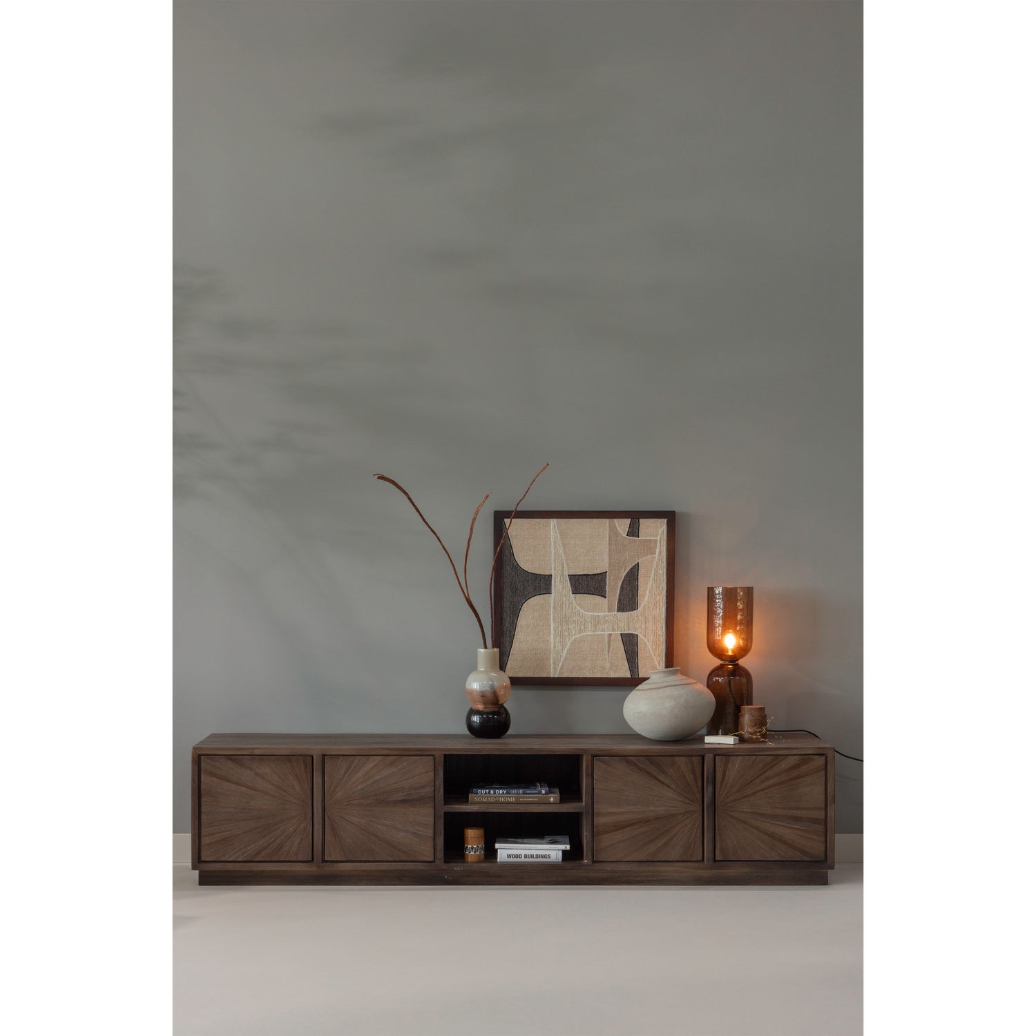 377585-B-375034-B-377573-B-377578-N-01_SF_WP_Sun_tv_meubel_Gigi_tafellamp_Marjon_vaas_Anno.png?auto=webp&format=png&width=1500&height=1500