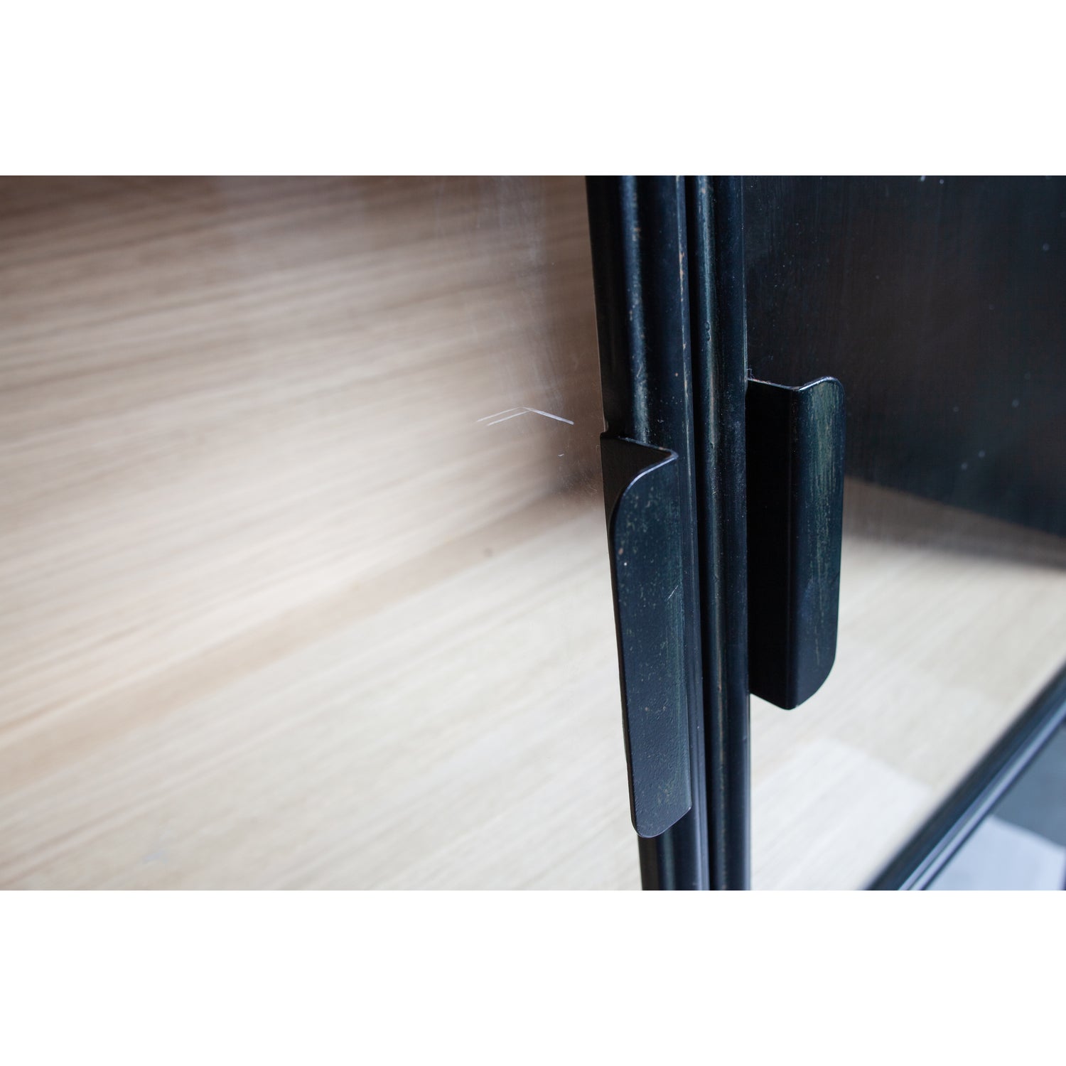 373356-Z-02_VS_KW_Sivan_vitrinekast_zwart_detail.jpg?auto=webp&format=png&width=1500&height=1500