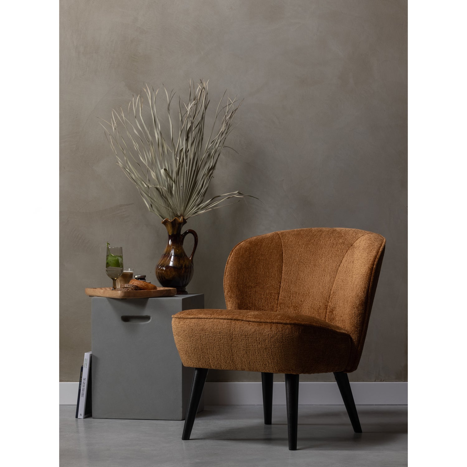 375690-TC--01_SF_FA_Sara_fauteuil_structure_velvet_cognac_Bijzettafel.jpg?auto=webp&format=png&width=1500&height=1500