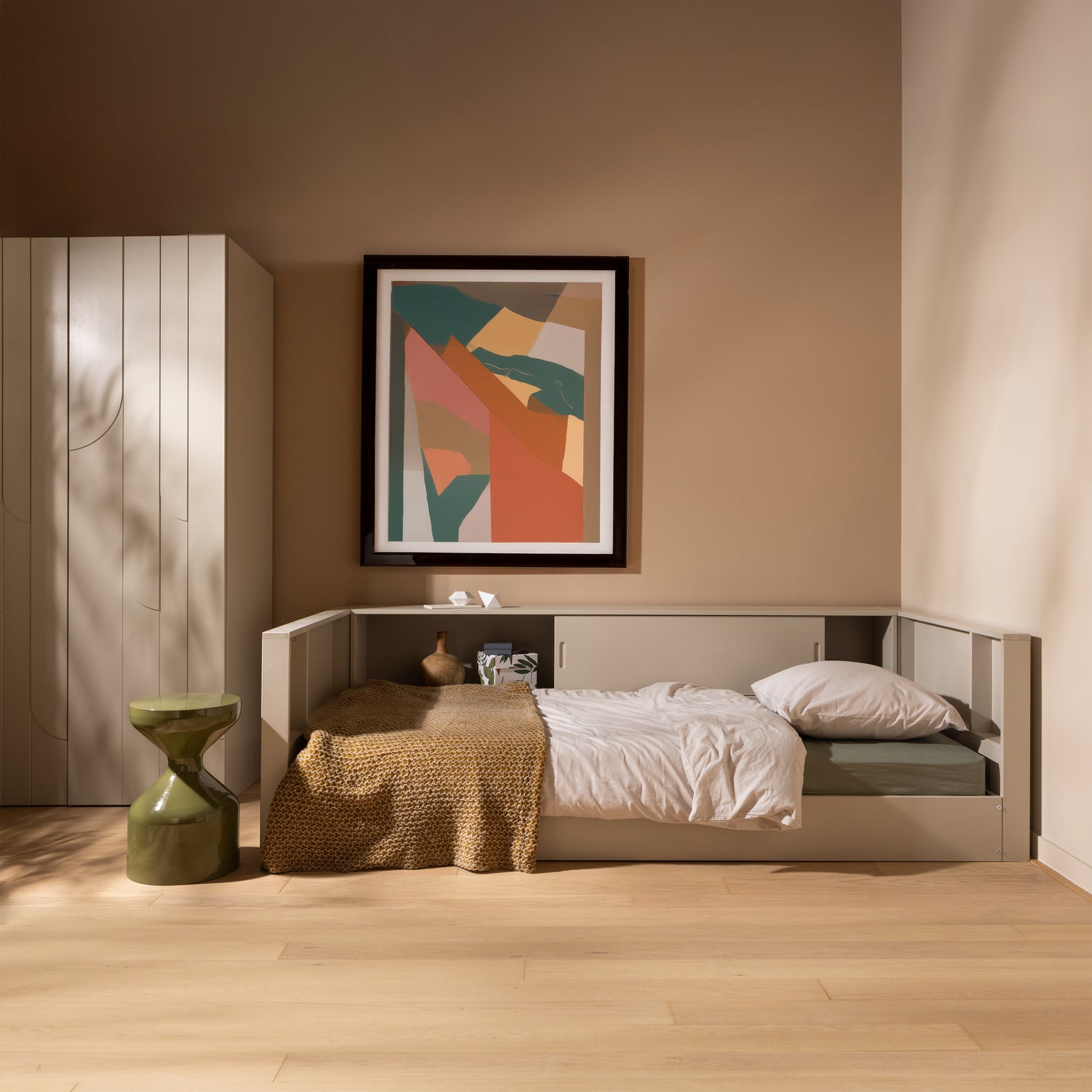 377591-D-374050-G-01_SF_ES_Carter_bedbank_grenen_dust_Floyd_bijzettafel_vierkant-Hersteld-2.png?auto=webp&format=png&width=1500&height=1500