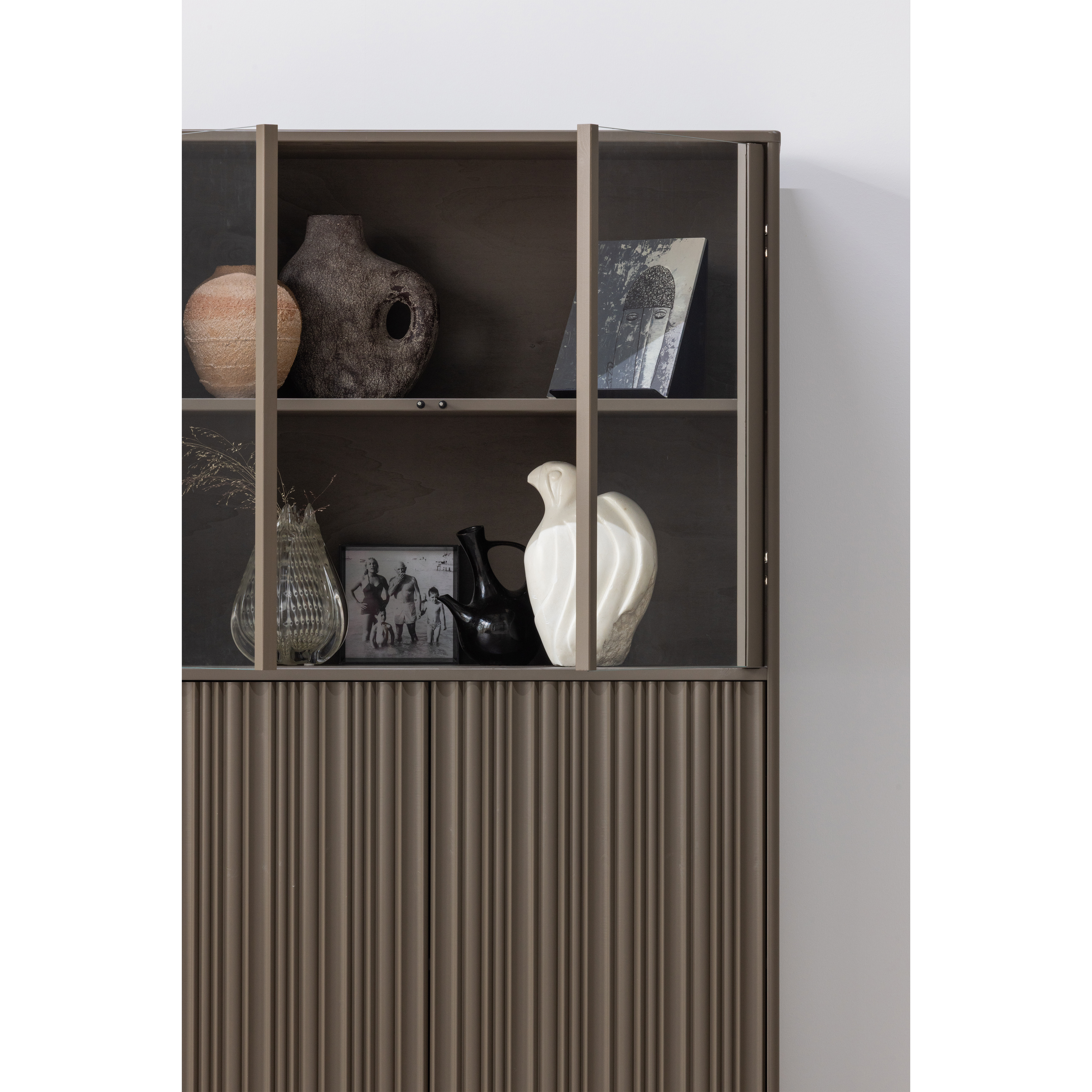 377731-TB-01_SF_WP_Nova_lage_vitrinekast_grenen_truffel_bruin_vierkant.png?auto=webp&format=png&width=1500&height=1500