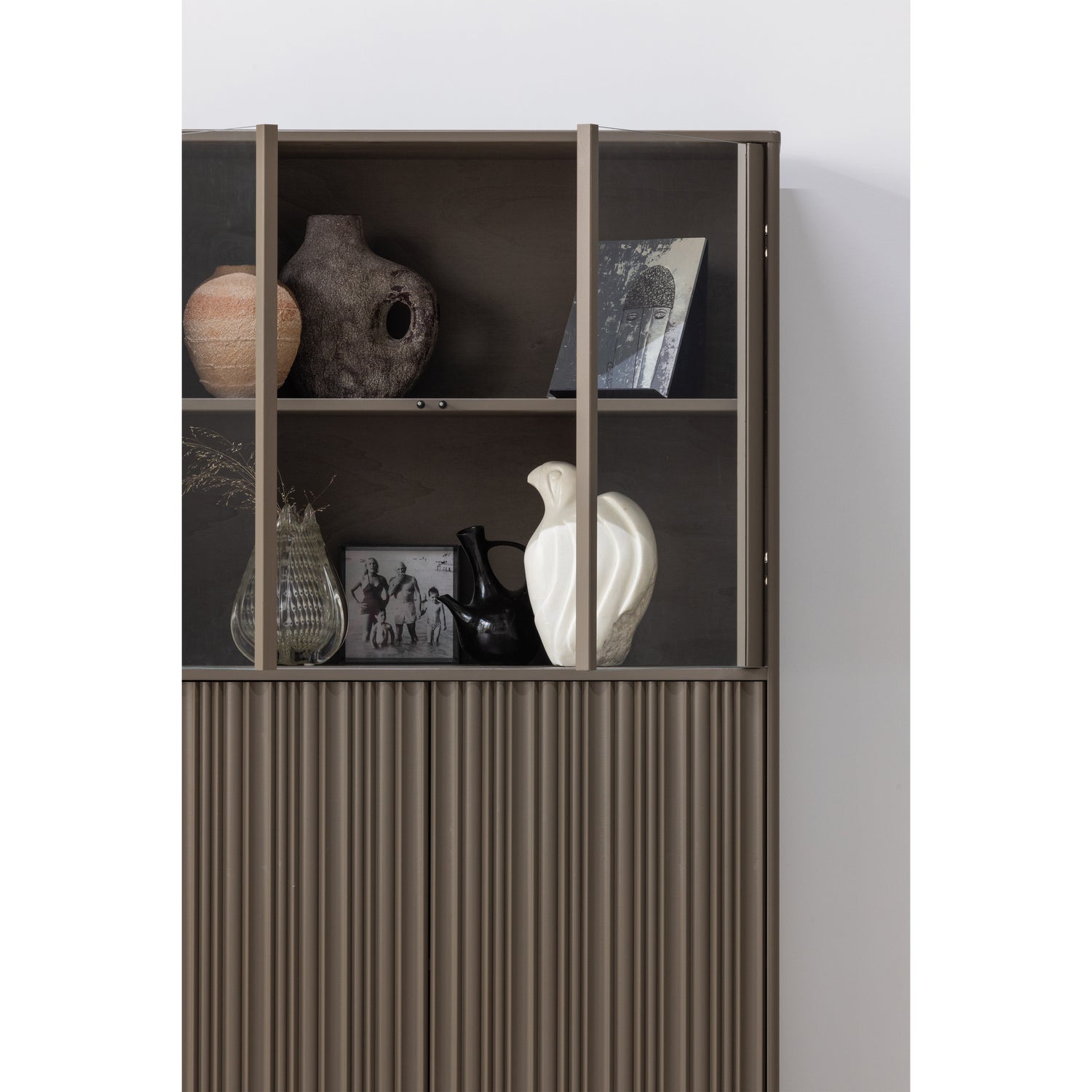377731-TB-01_SF_WP_Nova_lage_vitrinekast_grenen_truffel_bruin_vierkant.png?auto=webp&format=png&width=1500&height=1500
