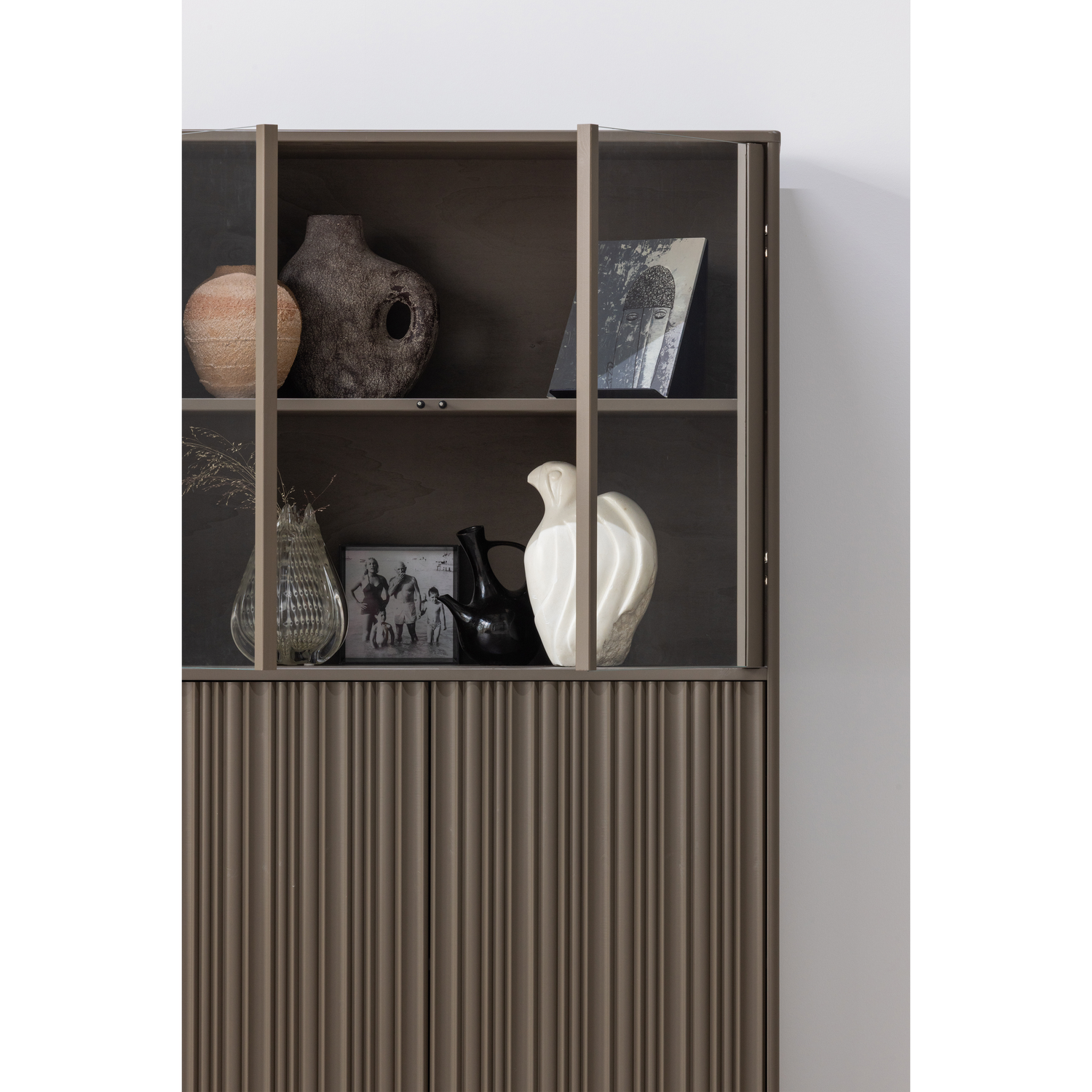 377731-TB-01_SF_WP_Nova_lage_vitrinekast_grenen_truffel_bruin_vierkant.png?auto=webp&format=png&width=1500&height=1500