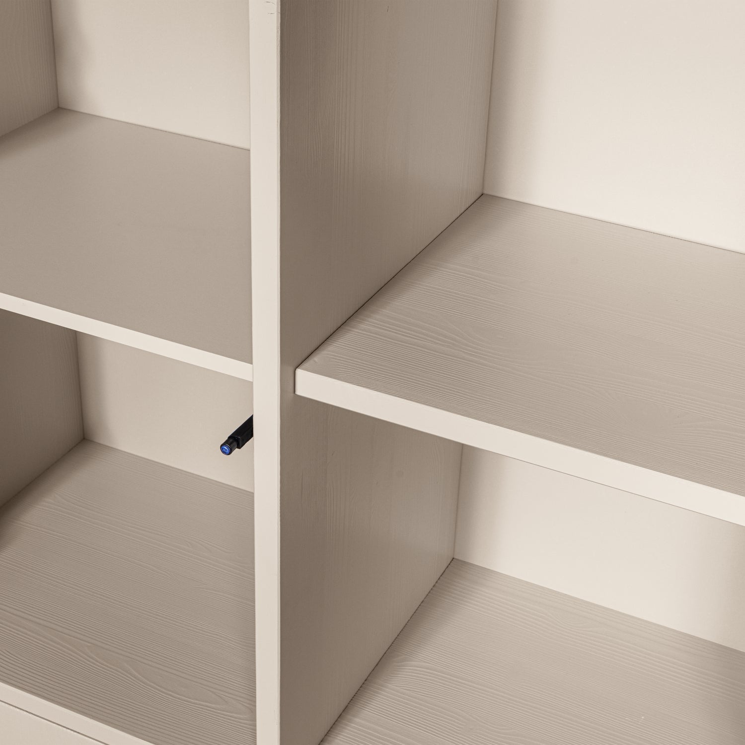 375091-DU-02_VS_FA_Merel_opbergkast_grenen_dust_detail.png?auto=webp&format=png&width=1500&height=1500