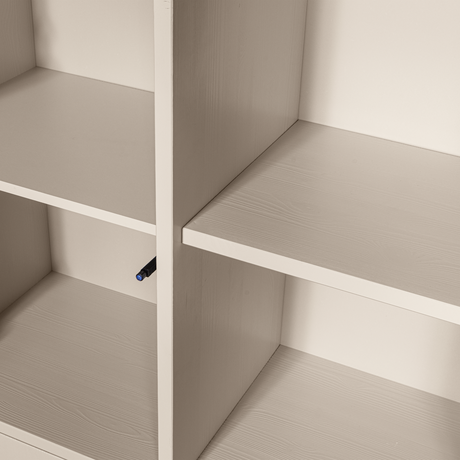 375091-DU-02_VS_FA_Merel_opbergkast_grenen_dust_detail.png?auto=webp&format=png&width=1500&height=1500