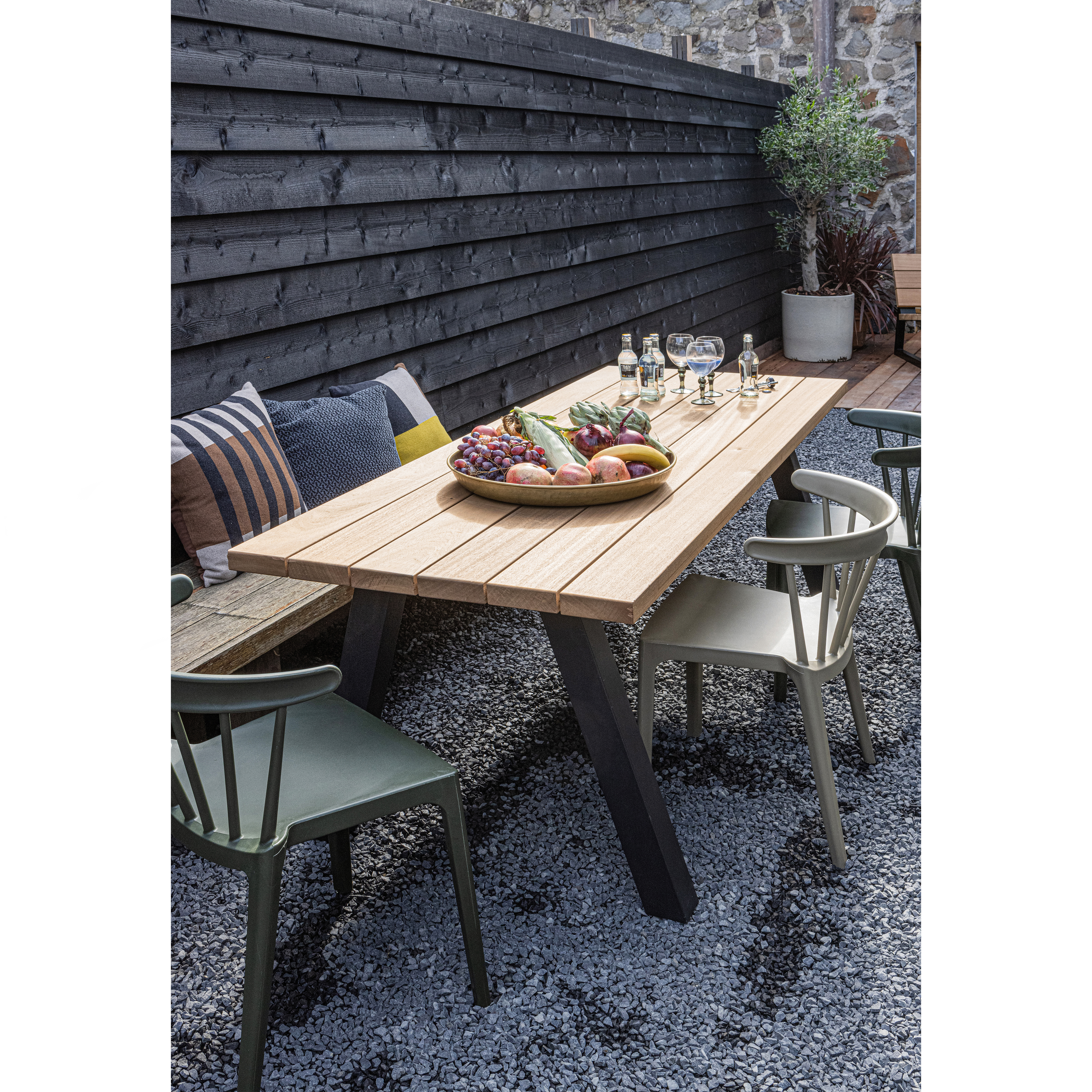376035-N-378634-U-378634-A-373412-C-373411-C-373413-C-02_SF_FA_Tablo_outdoor_Bliss_spijlenstoel_Micky_Avery_Valery_kussen.jpg?auto=webp&format=png&width=1500&height=1500