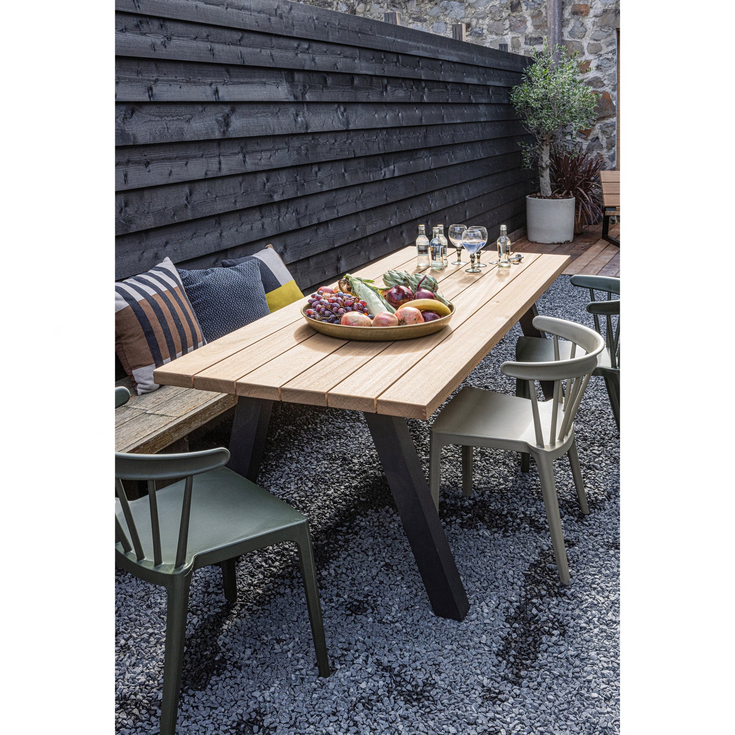 376035-N-378634-U-378634-A-373412-C-373411-C-373413-C-02_SF_FA_Tablo_outdoor_Bliss_spijlenstoel_Micky_Avery_Valery_kussen.jpg?auto=webp&format=png&width=1500&height=1500