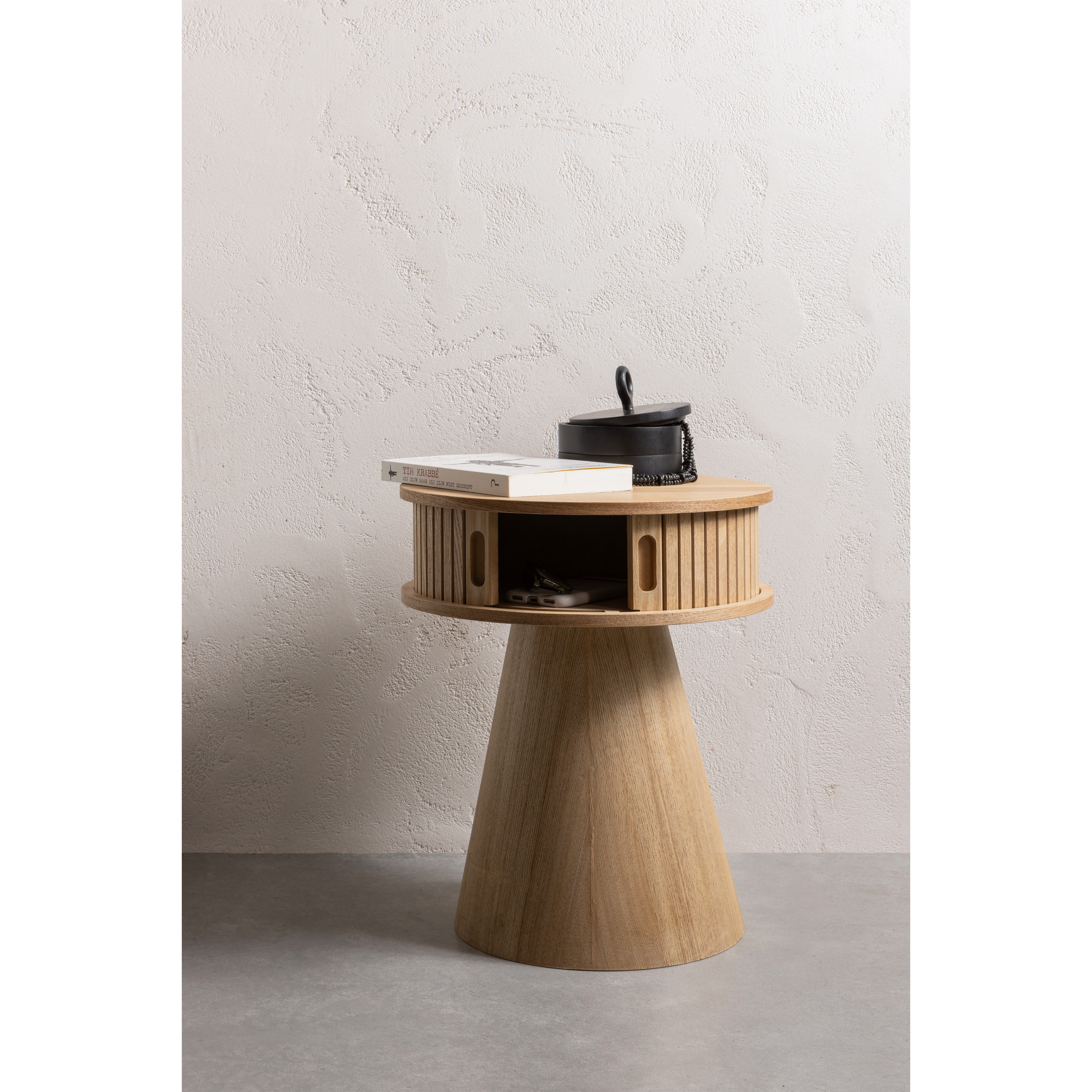 375058-N-02_SF_FA_Karri_nachtkastje_rond_hout_naturel.jpg?auto=webp&format=png&width=1500&height=1500