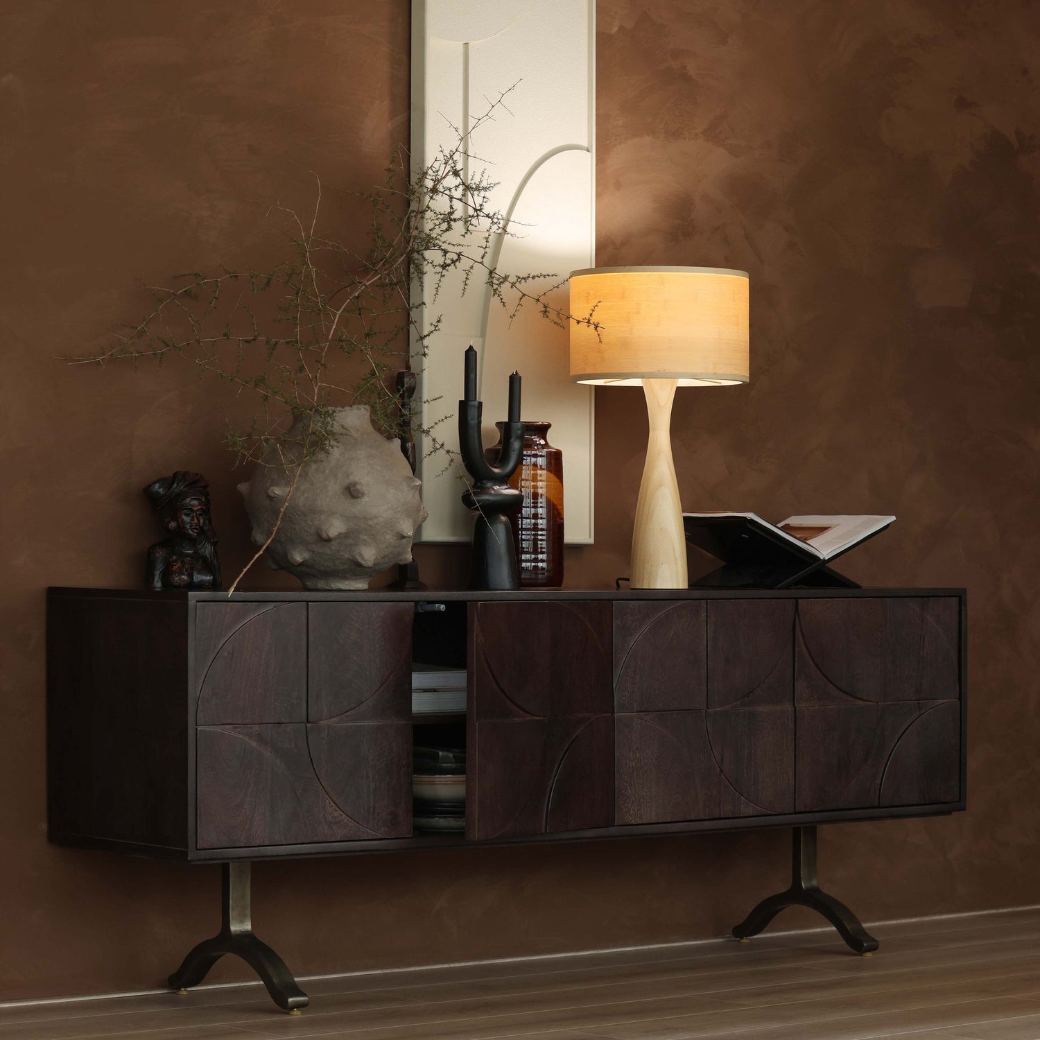 800991-W-801089-N-801192-Z-801213-G-800243-U-01_SF_BP_Draw_dressoir_Lunar_tafellamp_Fund_ornament_Syros_deco_Decennia_vaas_VIERKANT.jpg?auto=webp&format=png&width=1500&height=1500