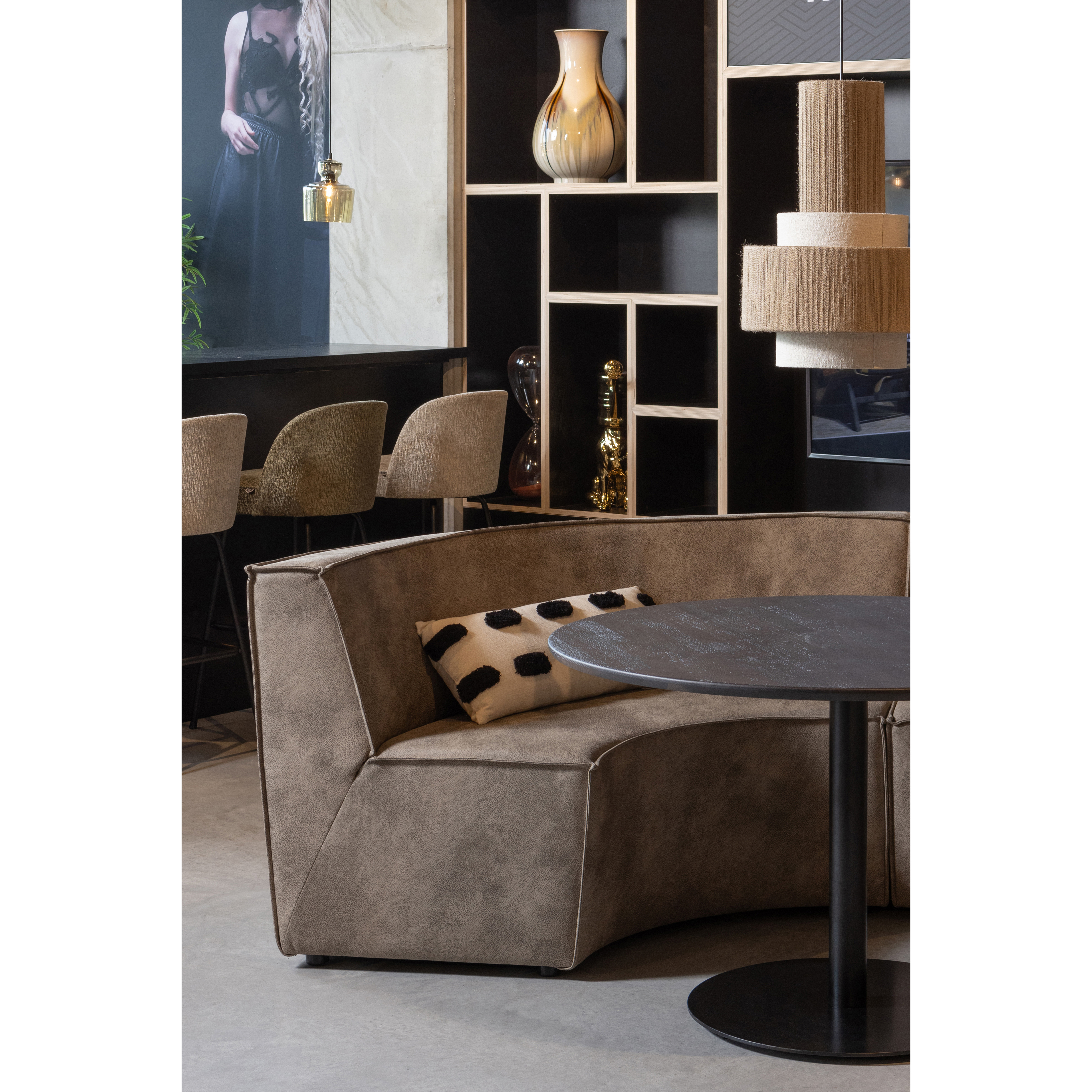 200419-E-377365-N-01_SF_WE_Europa_2_zits_eetbank_elephant_skin_Pelle.jpg?auto=webp&format=png&width=1500&height=1500