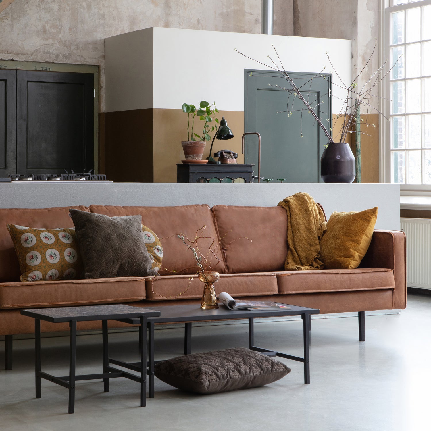 378618-B-800955-Z-800954-Z-800831-S-800938-O-01_SF_BP_Rodeo_3_zits_cognac_Turn_around_salontafel_bijzettafel_Artistic_vaas_L_Granny_hocker_VIERKANT.jpg?auto=webp&format=png&width=1500&height=1500