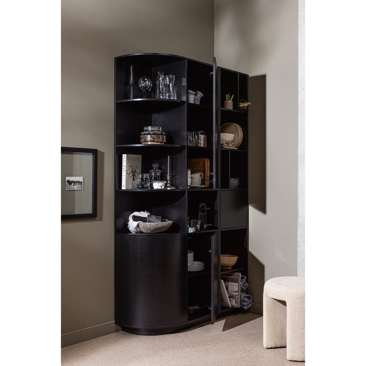 373457-Z-373512-Z-374079-N-02_SF_WE_Finca_opbergkast_open_vakkenkast_Charlie_kruk.jpg?auto=webp&format=png&width=1500&height=1500