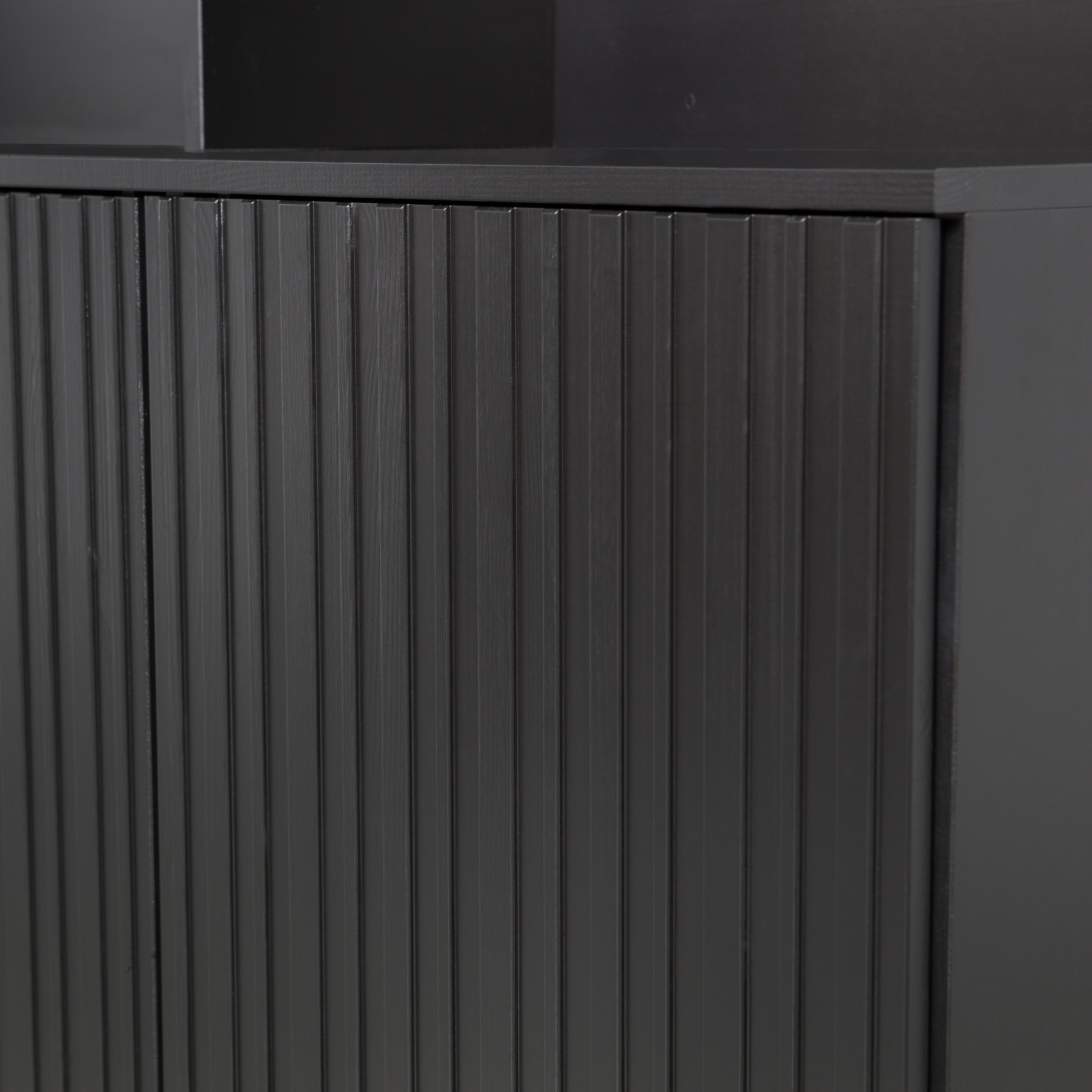 373585-Z-02_VS_WE_New_Gravure_wandkast_grenen_zwart_detail.jpg?auto=webp&format=png&width=1500&height=1500