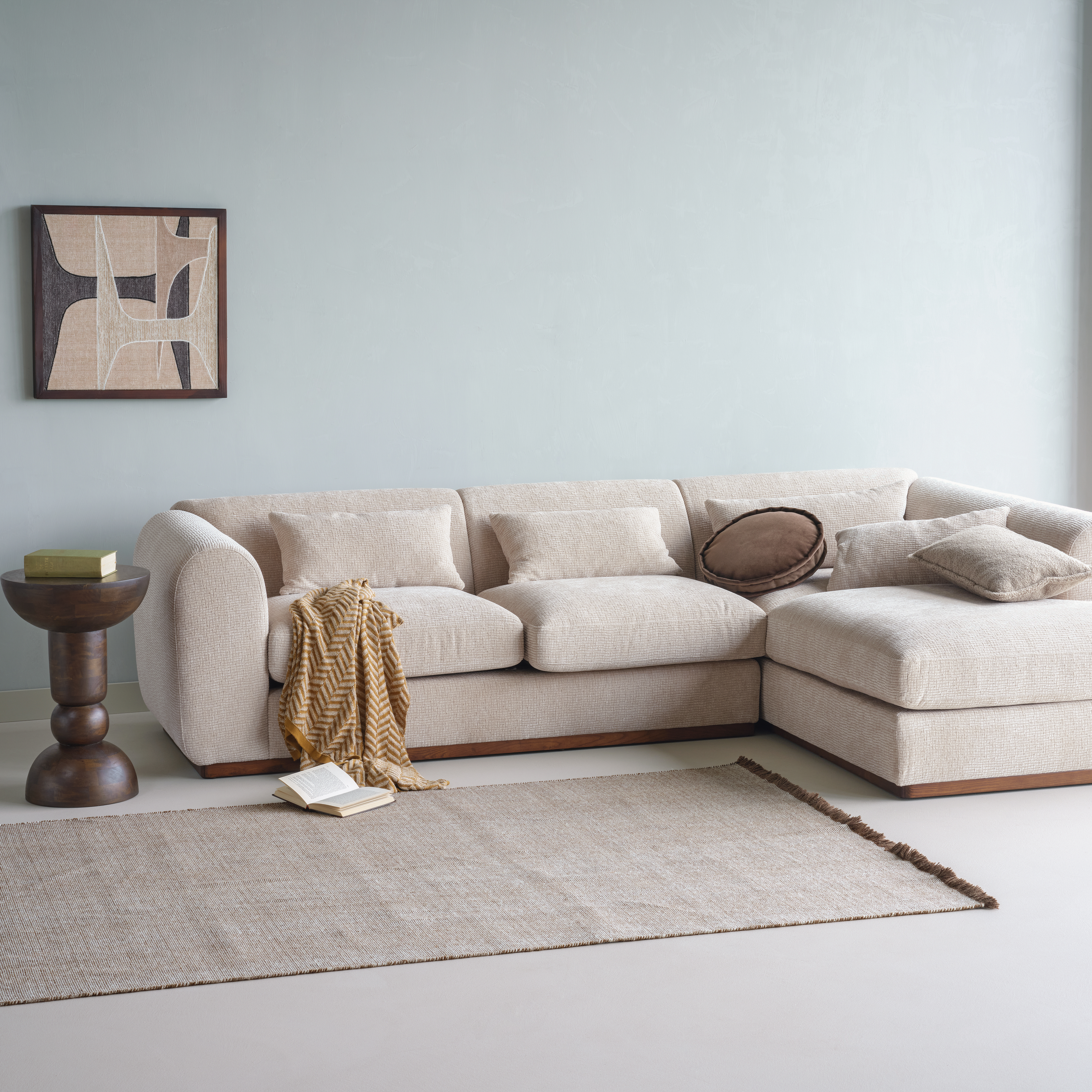 377964-Z__378072-BN_02_SF_Brenvo_hoekbank_rechts_structure_velvet_zand_Weavly_vloerkleed_Emel_bijzettafel_Suna_plaid_vierkant.jpg?auto=webp&format=png&width=1500&height=1500