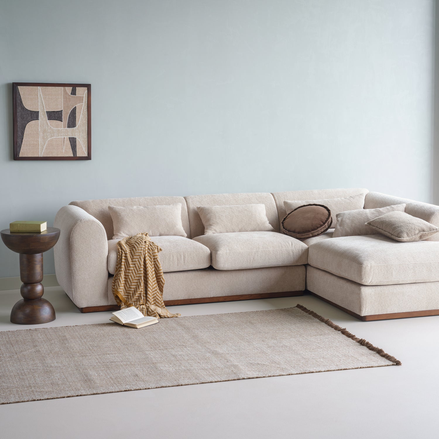 377964-Z__378072-BN_02_SF_Brenvo_hoekbank_rechts_structure_velvet_zand_Weavly_vloerkleed_Emel_bijzettafel_Suna_plaid_vierkant.jpg?auto=webp&format=png&width=1500&height=1500