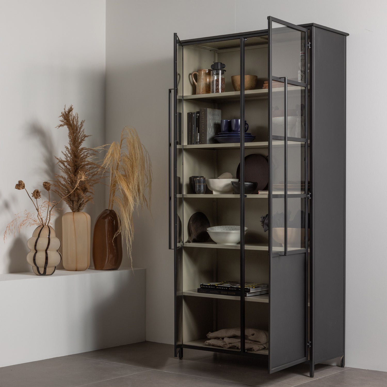 375041-Z-377478-N-377477-N-377480-B-01_SF_WE_Exhibit_XL_2_deurs_vitrinekast_zwart_Kency_Arles_Sahil_vaas_vierkant.jpg?auto=webp&format=png&width=1500&height=1500